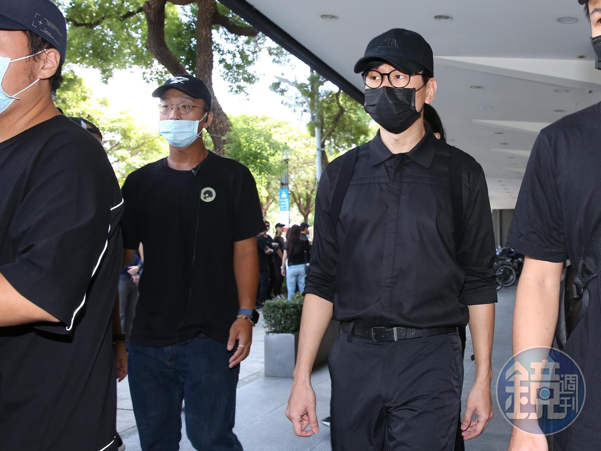 林俊傑原本要和小鬼出聯名品牌，目前計畫在黃爸爸同意下應該會繼續進行。