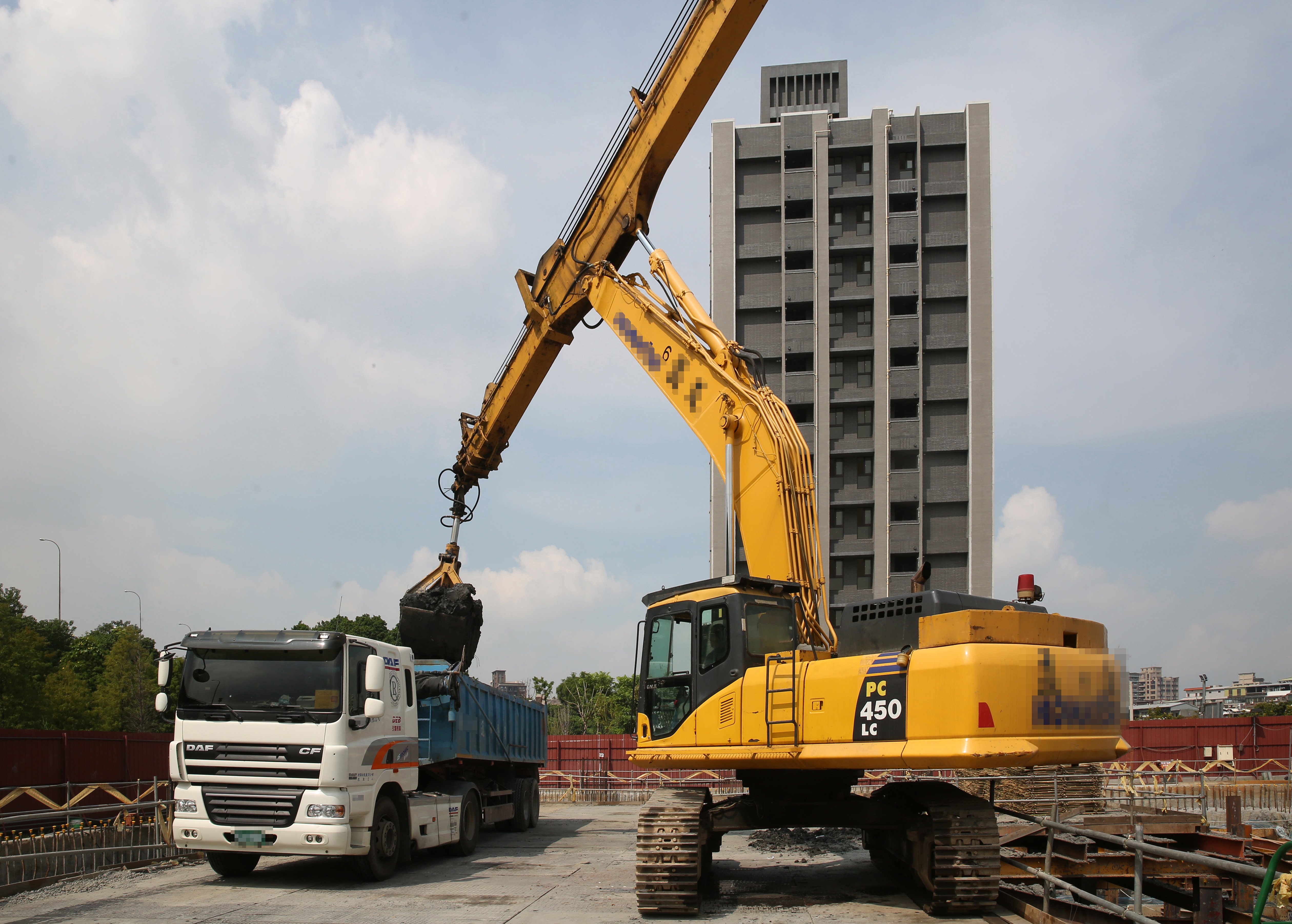 新北市仁義重劃區建案工地挖土方情況。