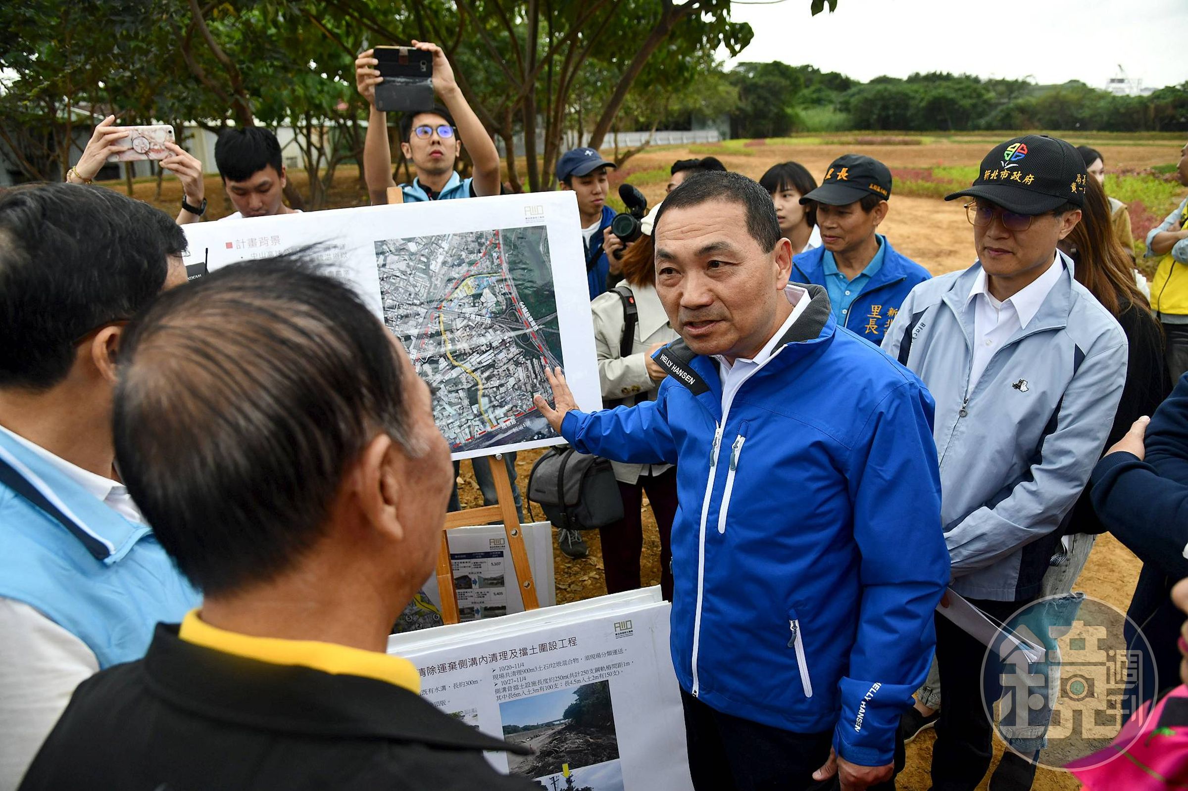 侯友宜親自率隊，前往五股垃圾山和地主、工廠負責人溝通。（新北市政府提供）
