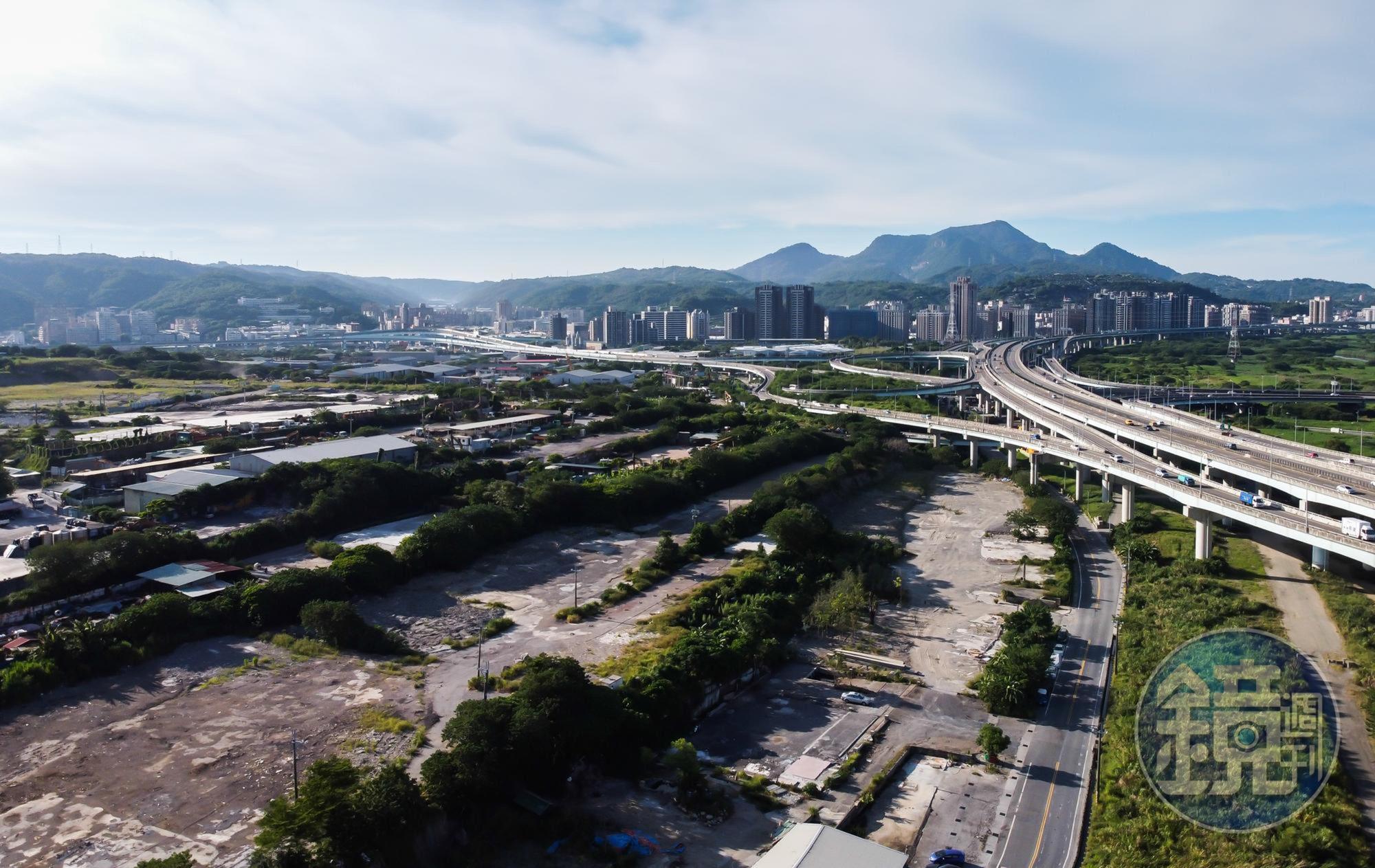 侯友宜正全力翻轉新北市，先剷五股垃圾山，再推出至今北台灣第三大的塭仔圳重劃案，強調要用魄力解決過去無人解決的難題。圖為五股垃圾山。