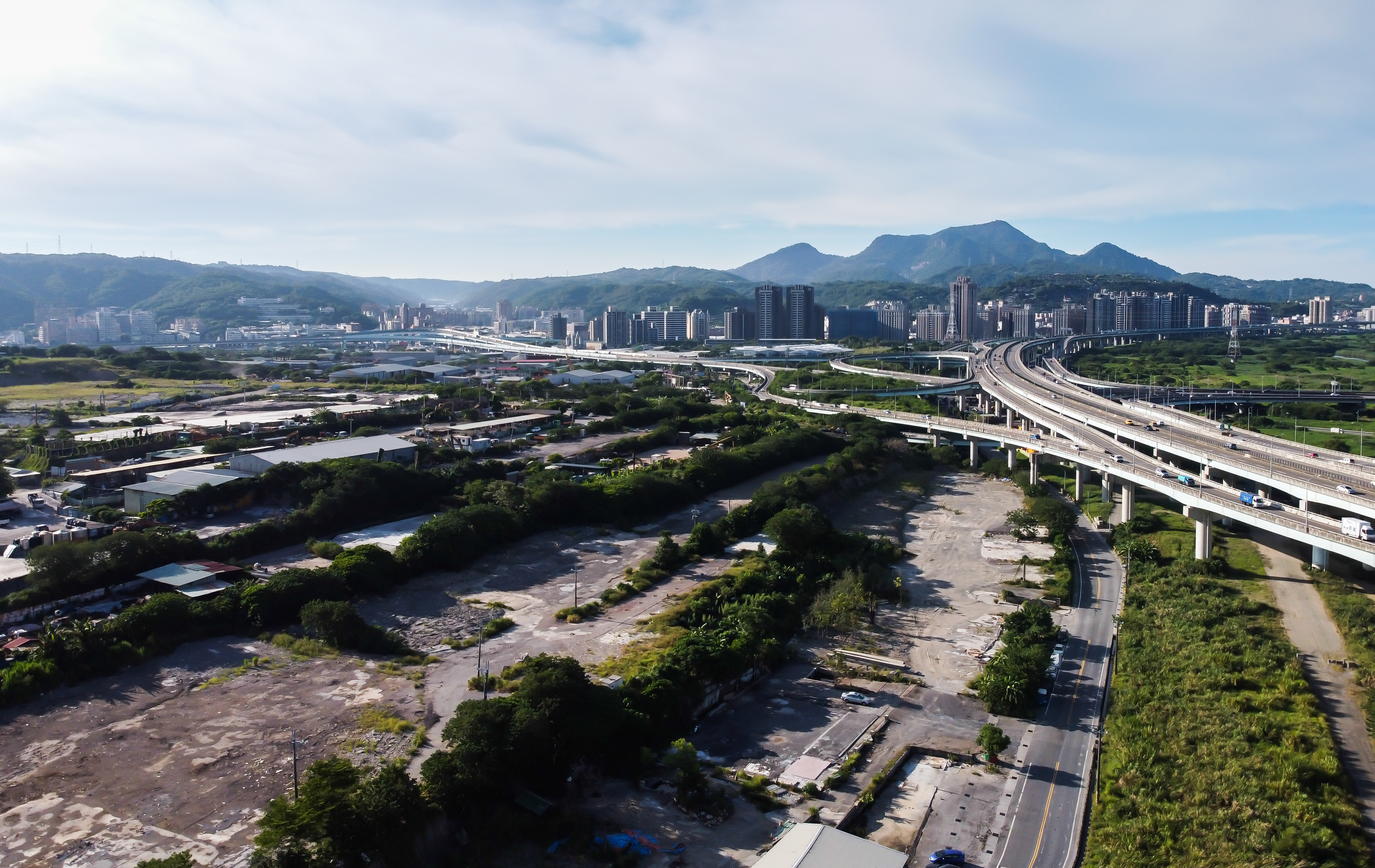 侯友宜正全力翻轉新北市，先剷五股垃圾山，再推出至今北台灣第三大的塭仔圳重劃案，強調要用魄力解決過去無人解決的難題。圖為五股垃圾山。