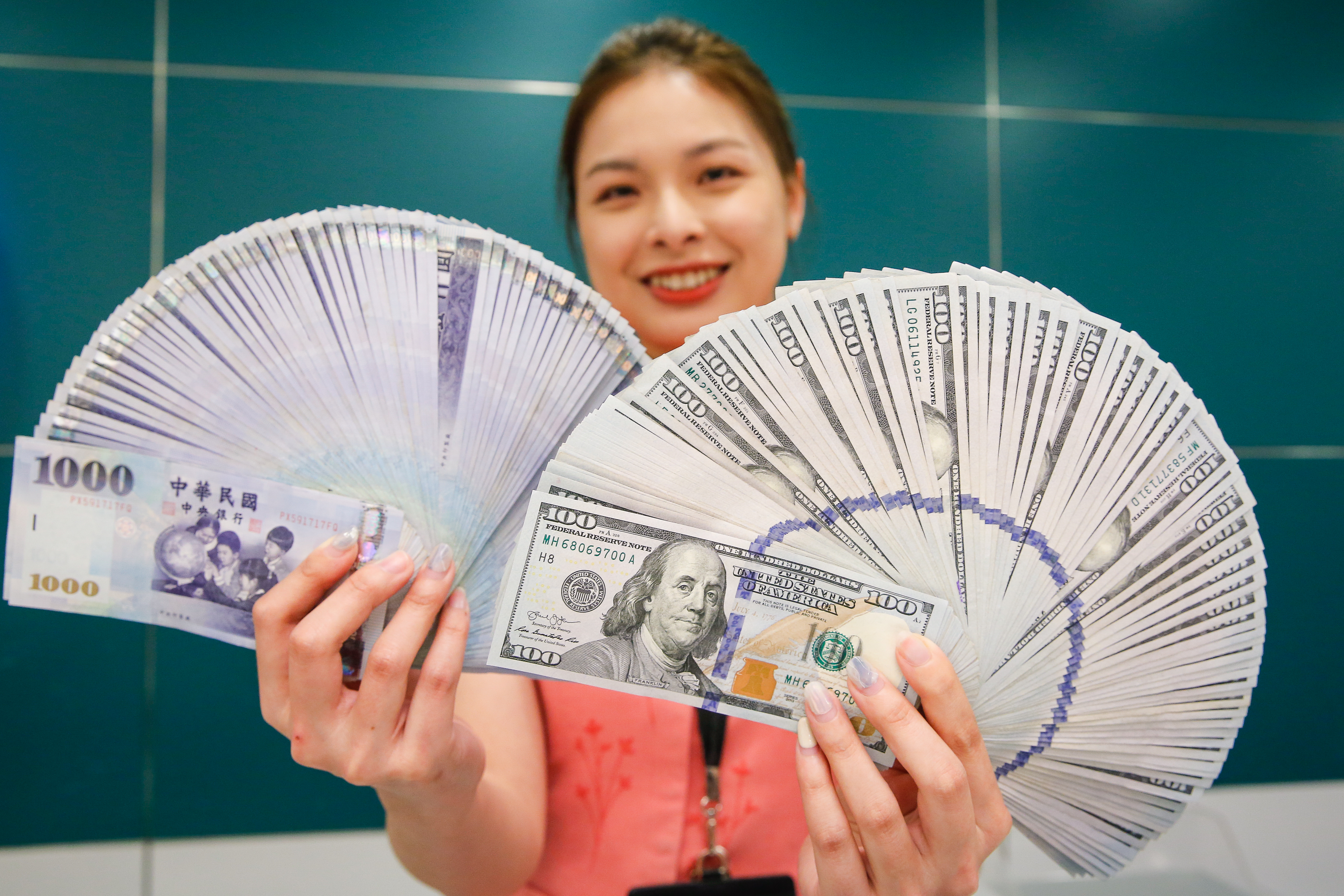 今天台幣暴衝強升,站上久違的28字頭,創下 2013年來新高。