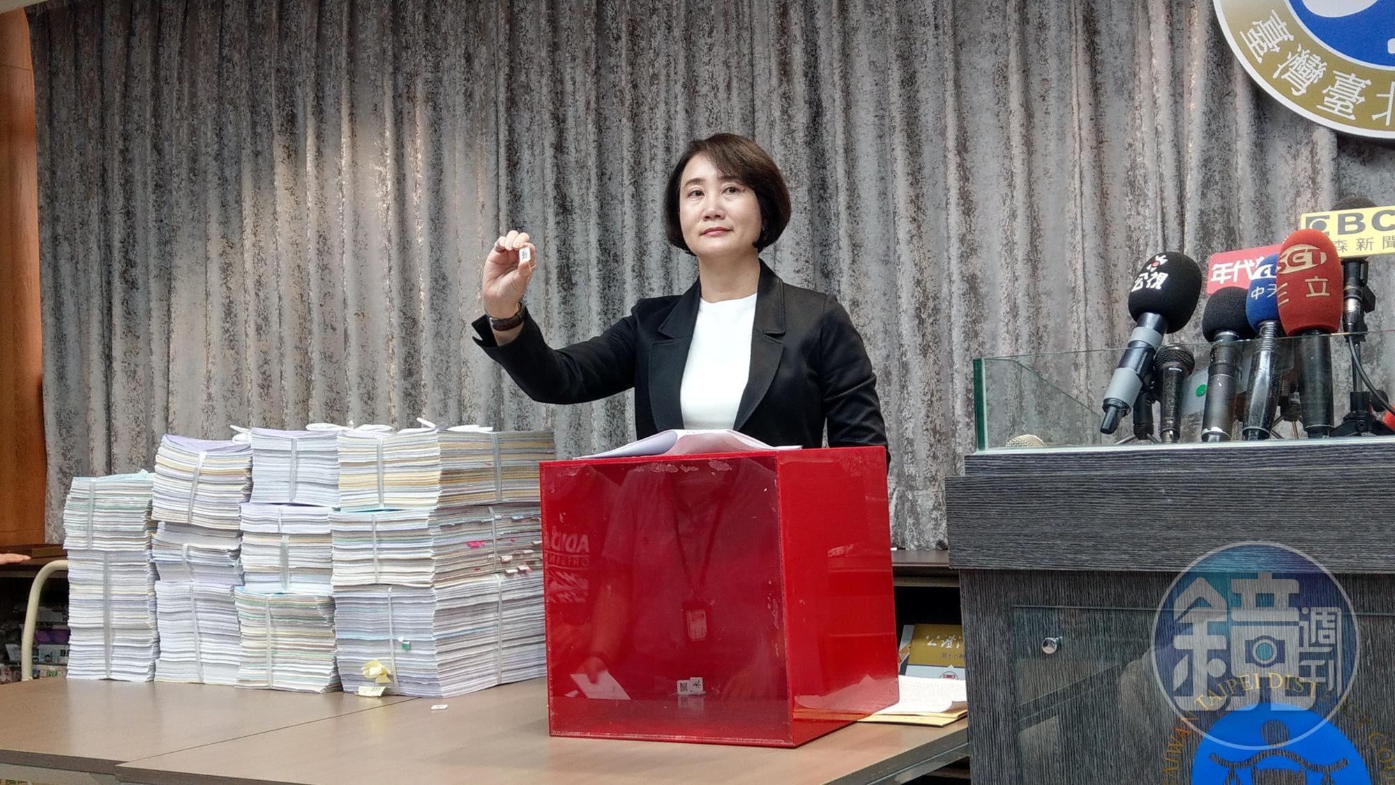 台北地院發言人黃珮禎庭長主持公開抽籤分案,結果由原民股法官蔡宗儒審理立委收賄案。