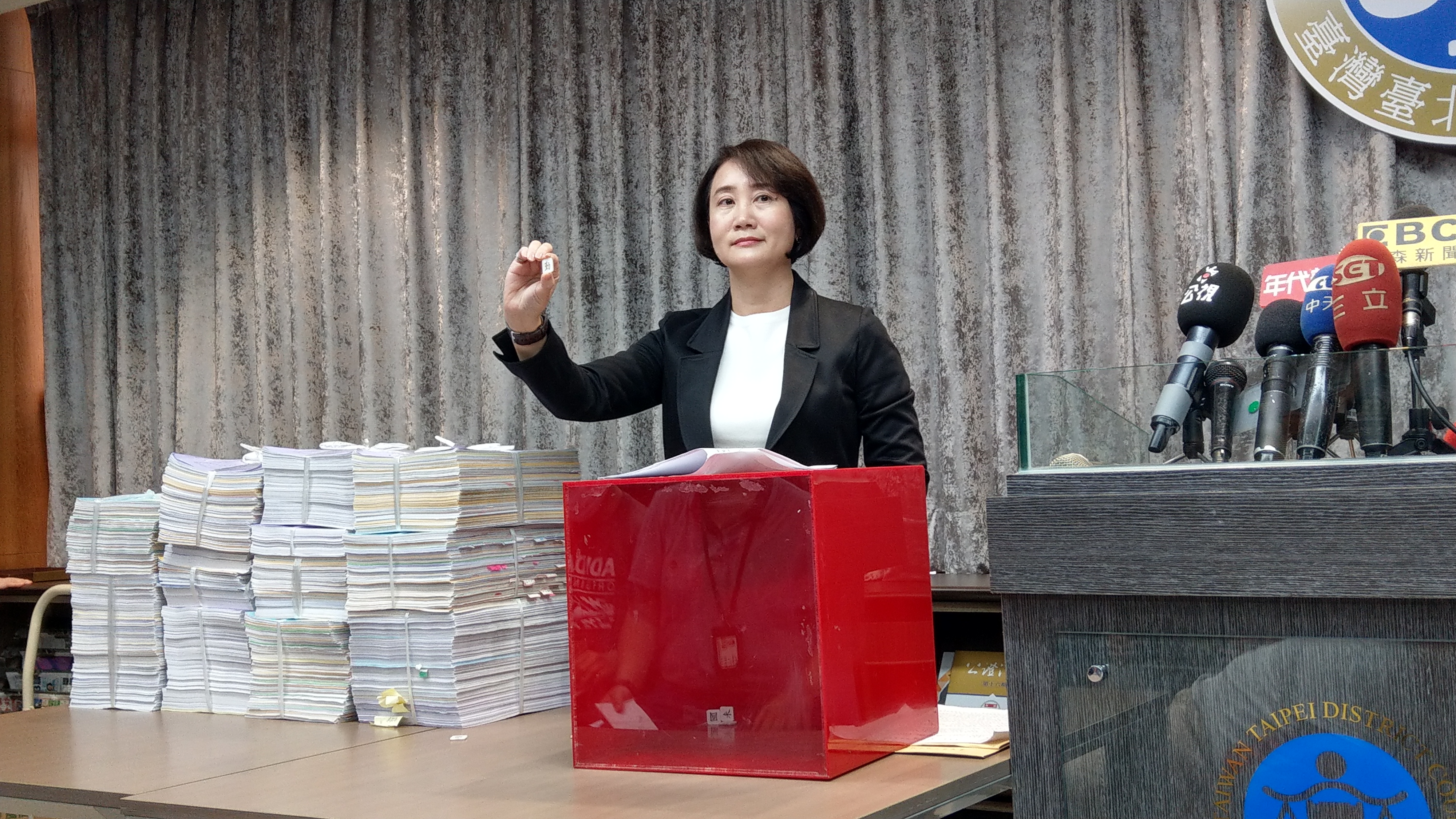 台北地院發言人黃珮禎庭長主持公開抽籤分案，結果由原民股法官蔡宗儒審理立委收賄案。