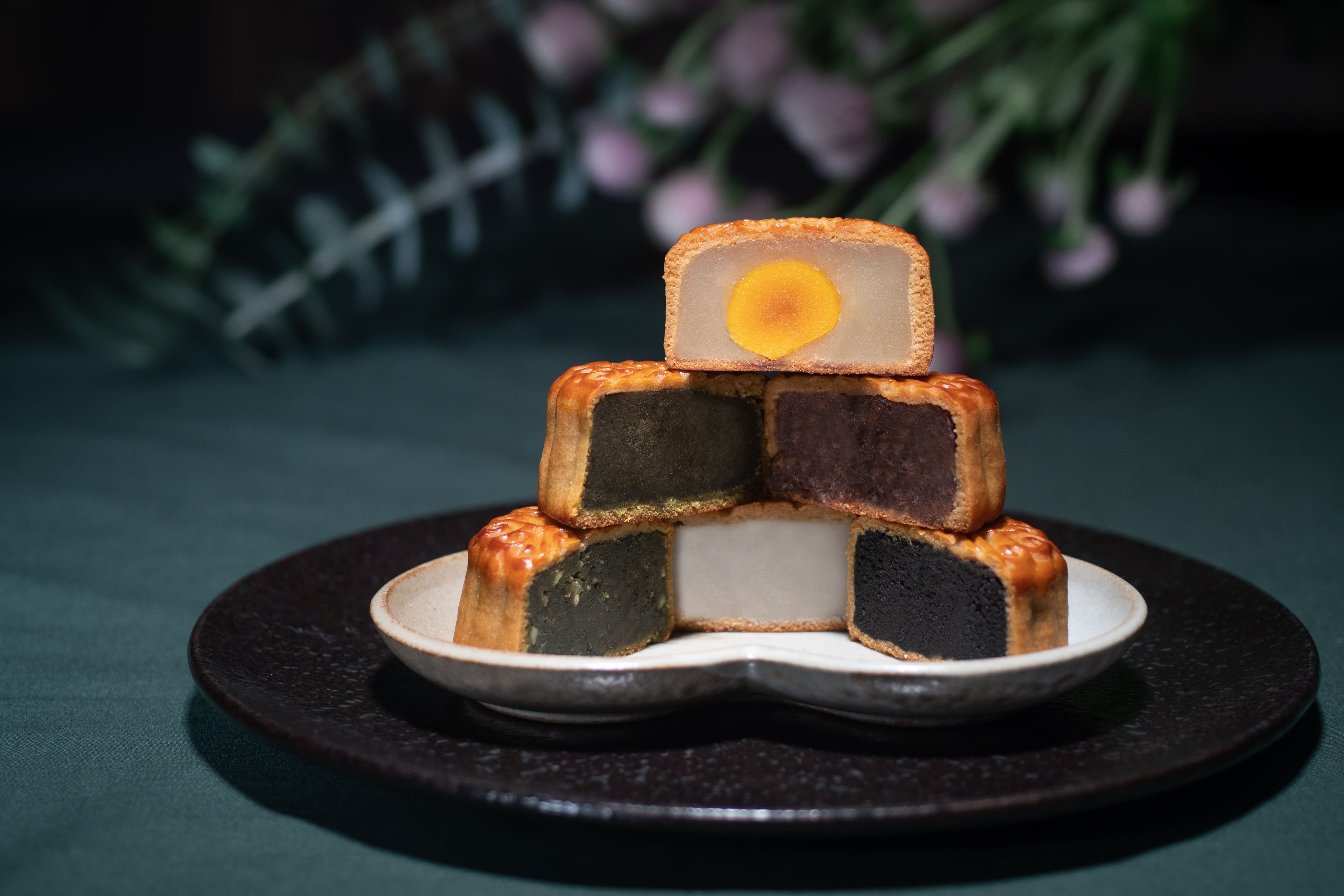 國賓月餅融入台灣優質在地食材，創下年銷28萬顆佳績，今年特別推出「鹿谷烏龍」與「紅藜麥堅果」兩款新口味。