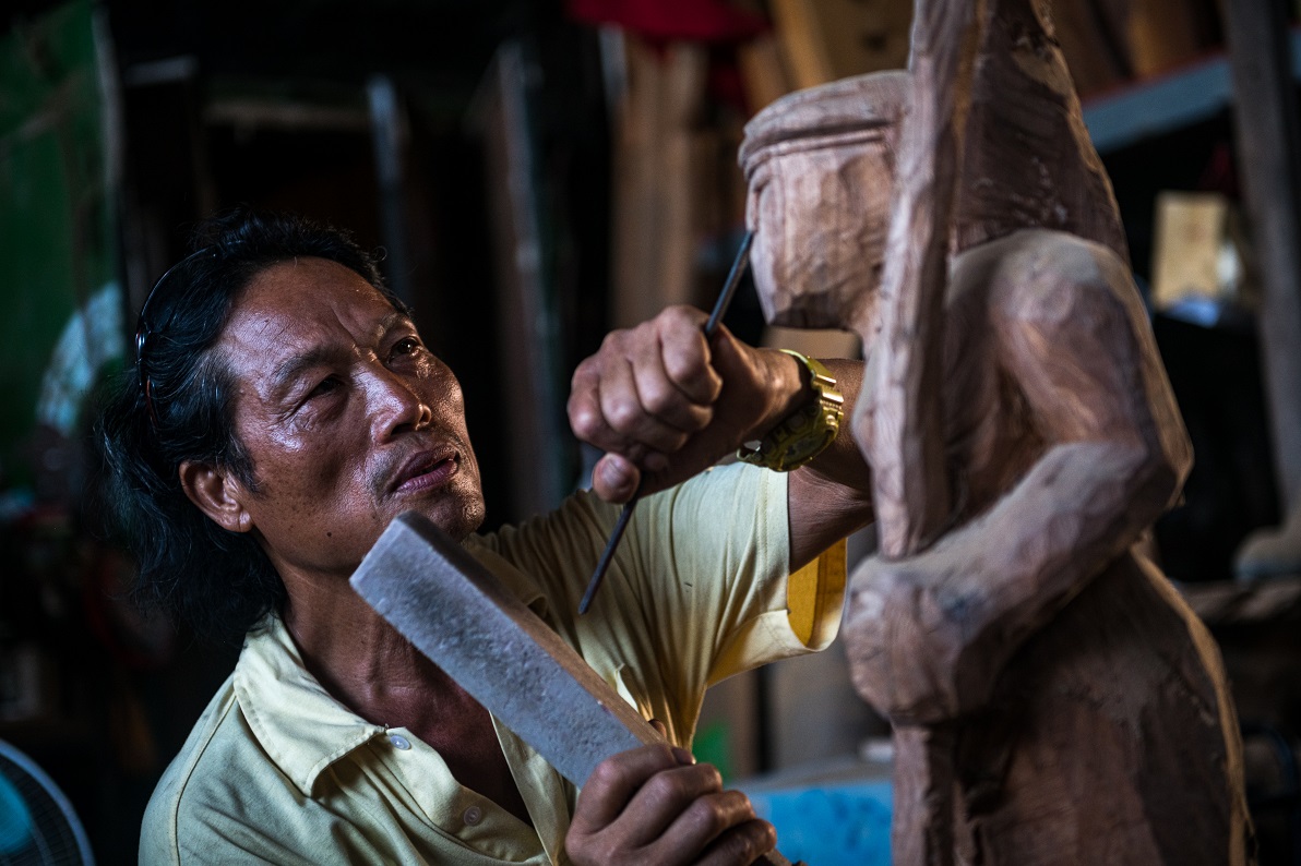 噶瑪蘭族藝術創作者陳正瑞（阿水）正專注地進行漂流木雕刻。