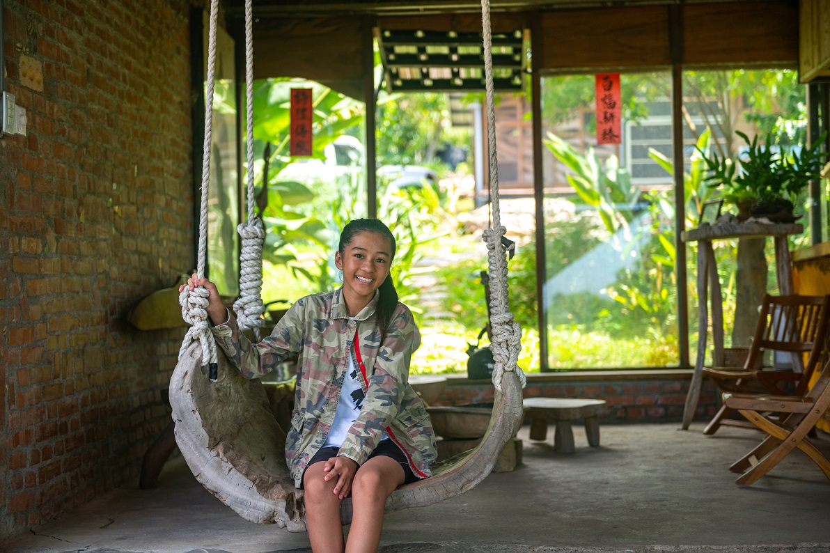 今年7月剛開放的「伊命、饒愛琴馬賽克拼圖工作室」，是奔放而自然的生活空間。