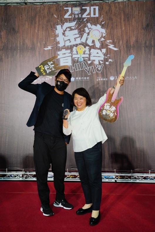 嘉義市市長黃敏惠與嘉義市搖滾音樂祭計畫主持人何景揚(阿福)交流嘉義市音樂發展