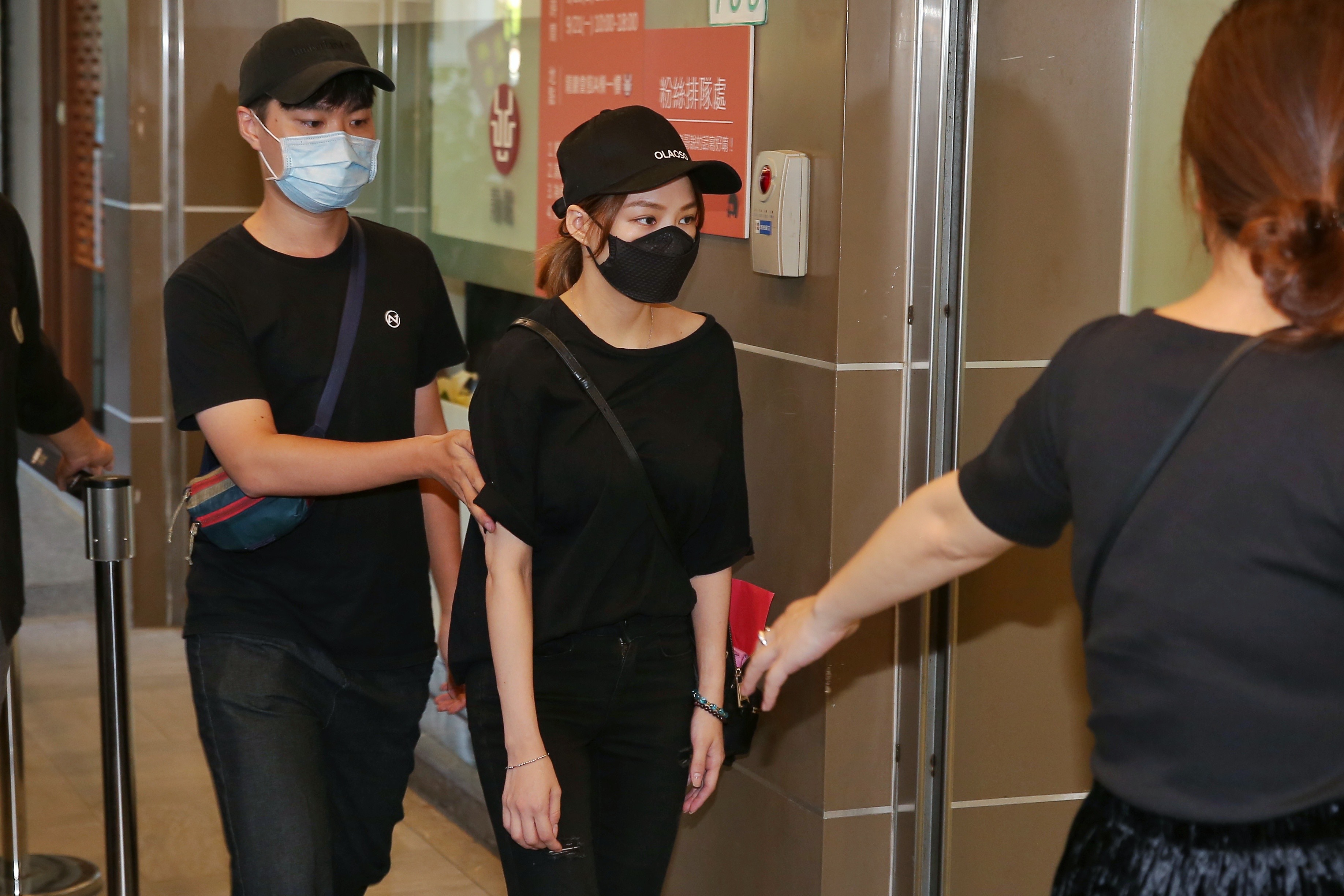 日前捲入不雅影片風波的熊熊，事發後首度現身，專程來到小鬼靈堂致意。