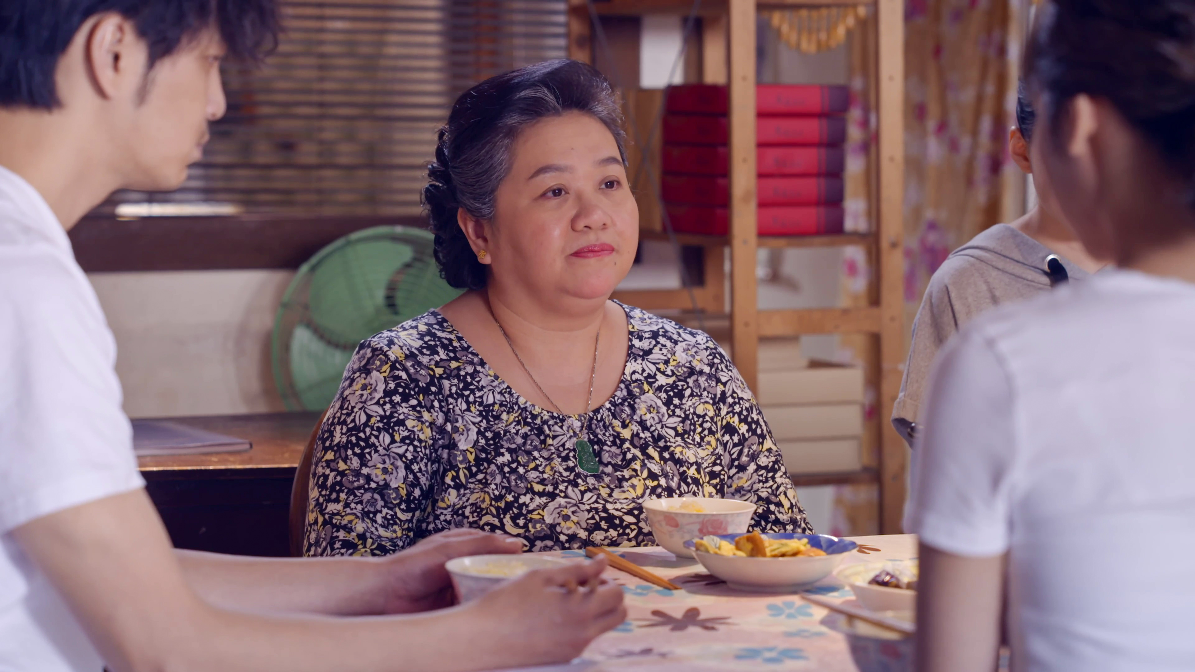 珍賀齋的老闆娘彩香(鍾欣凌飾)下定決心決定退休,把餅舖交給大兒子秉忠(Darren邱凱偉飾)經營。(公視提供)