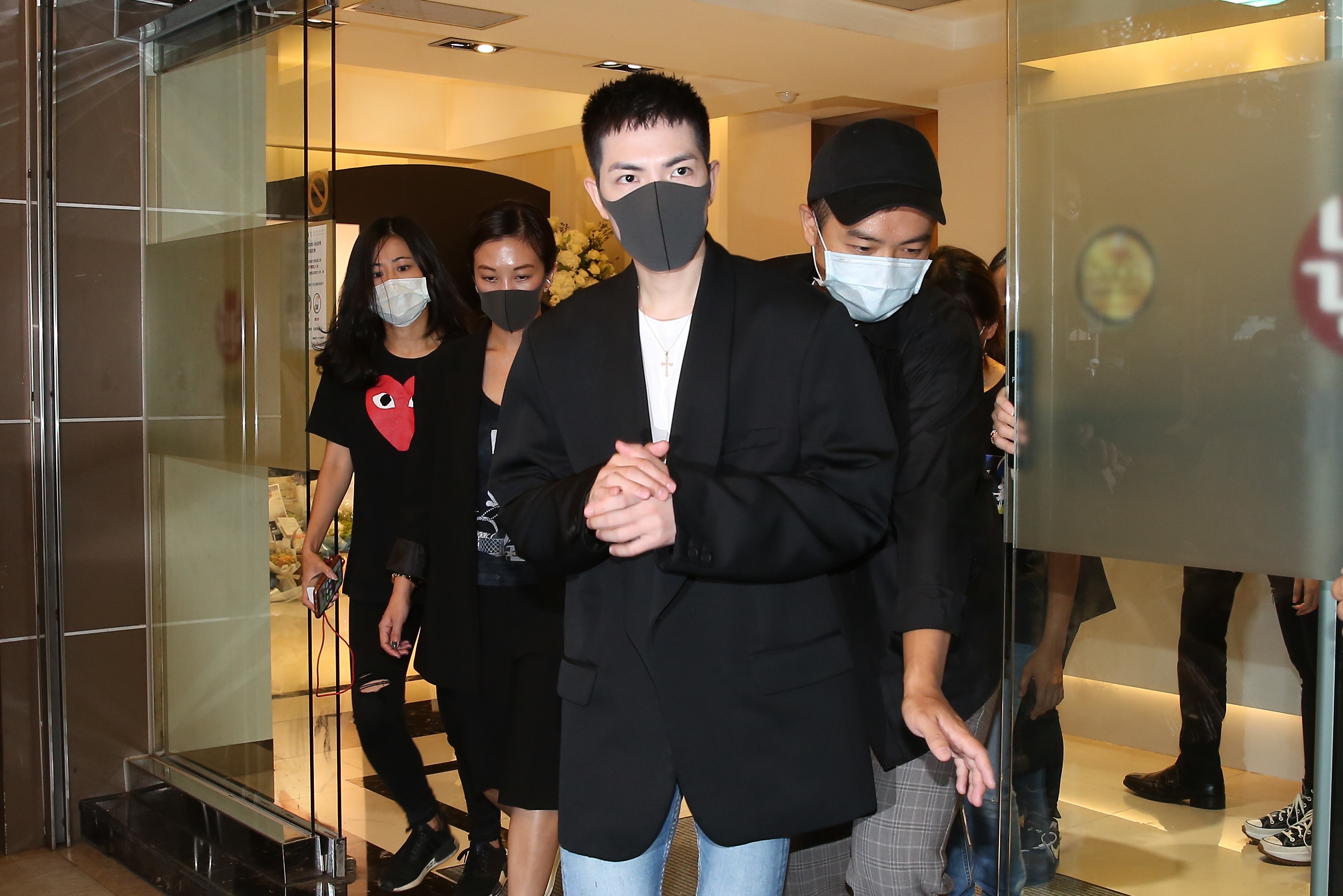 蕭敬騰5點多來到小鬼靈堂致意。