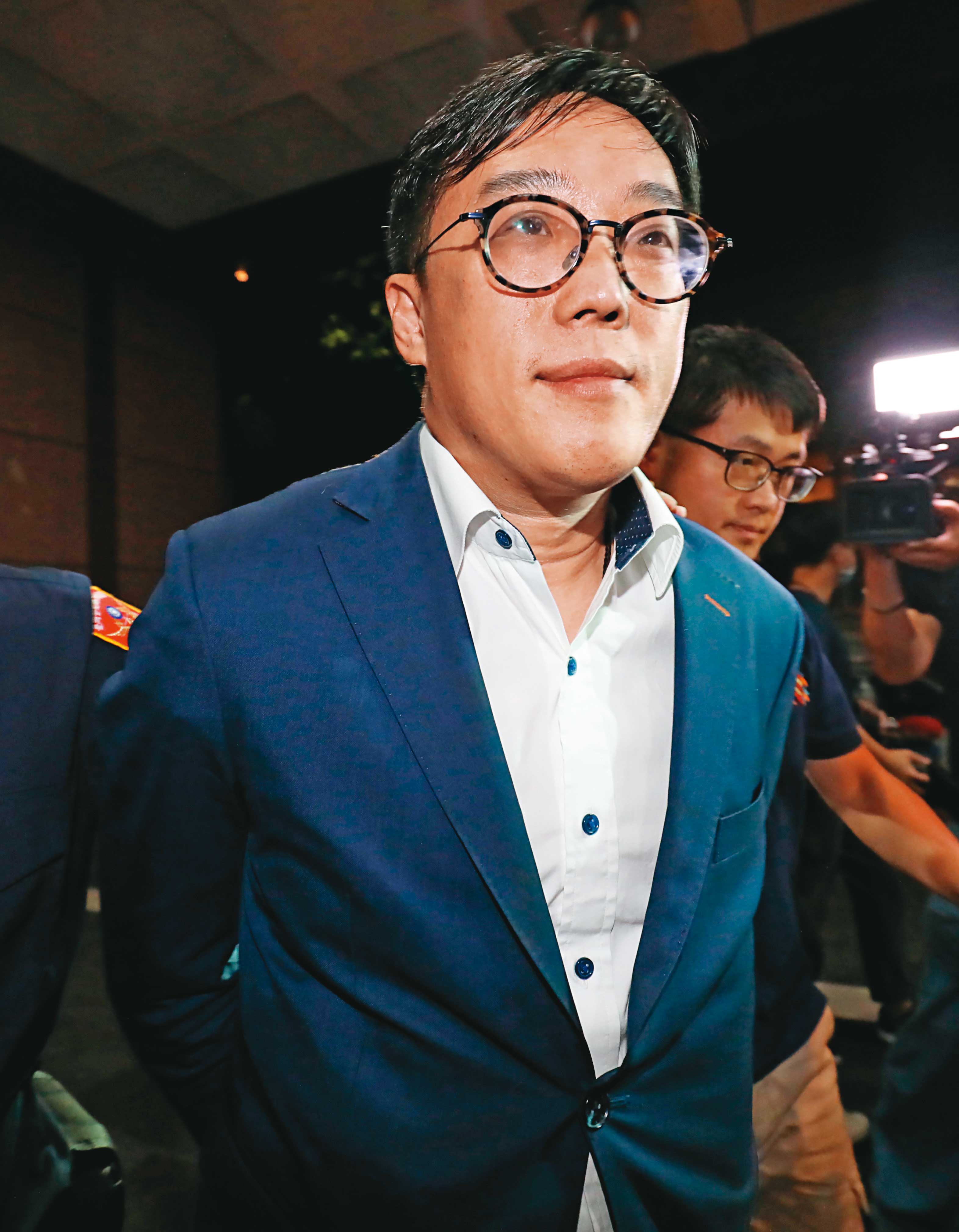 吳世昌(圖)曾用Whats App向徐永明提到,「我幫你要了10(萬元)意思一下,過幾天拿給你」,徐永明貼雙手合十的圖案表示感謝,可見對他頗為信任。