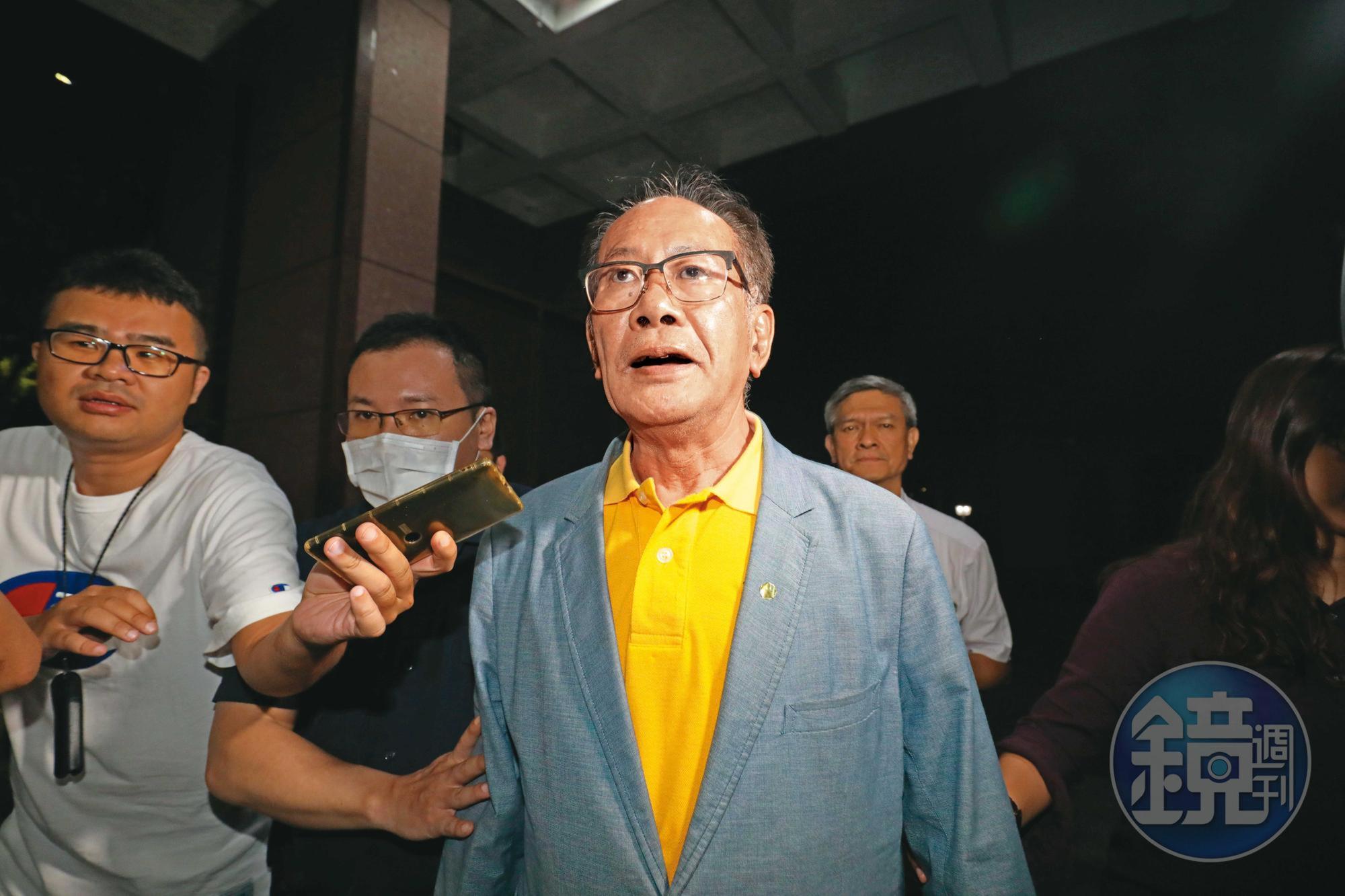 陳超明(中)未出席公聽會仍向李恆隆索賄100萬元,連他的助理也要了50萬元,醜態全被檢調掌控。