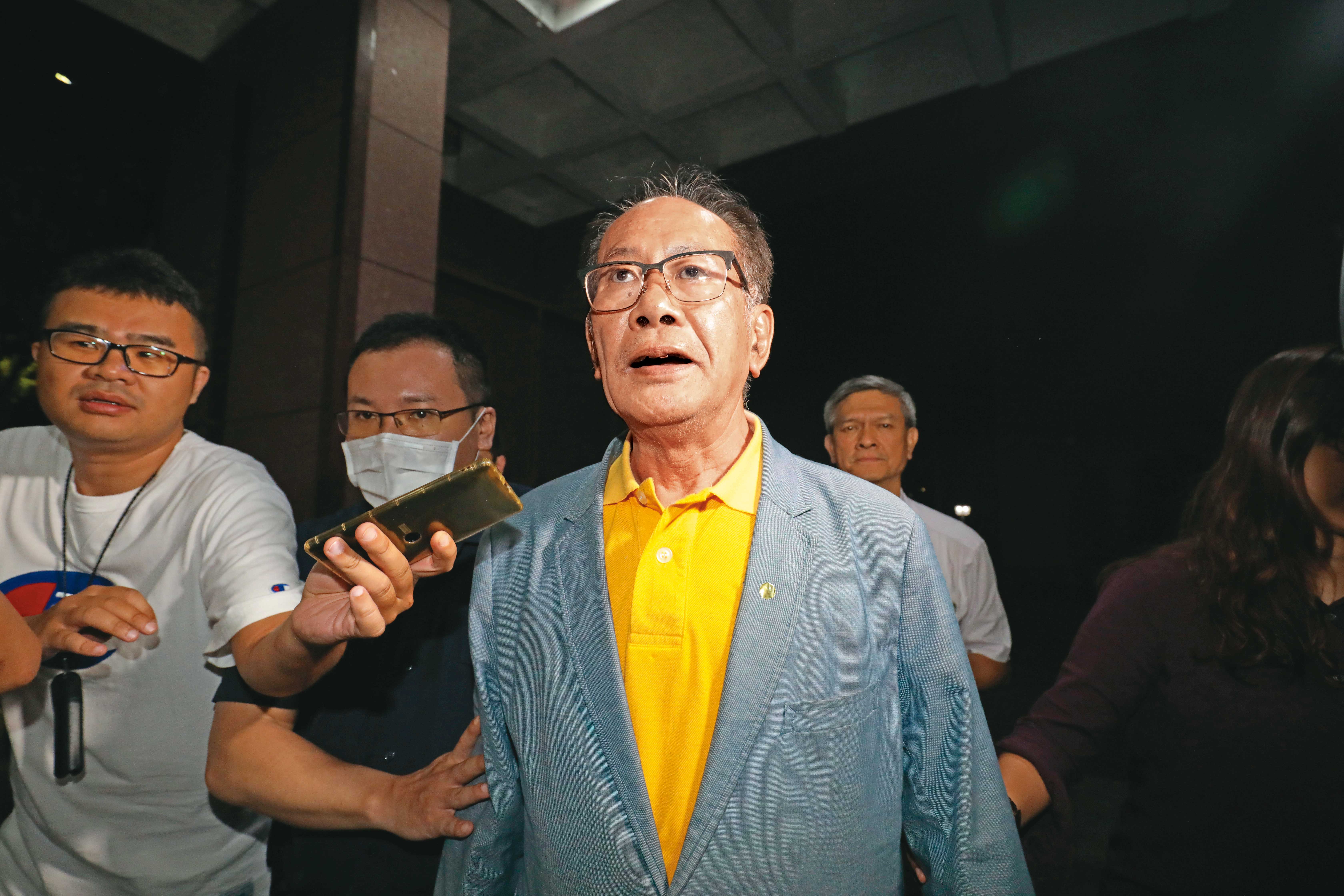 陳超明(中)未出席公聽會仍向李恆隆索賄100萬元,連他的助理也要了50萬元,醜態全被檢調掌控。