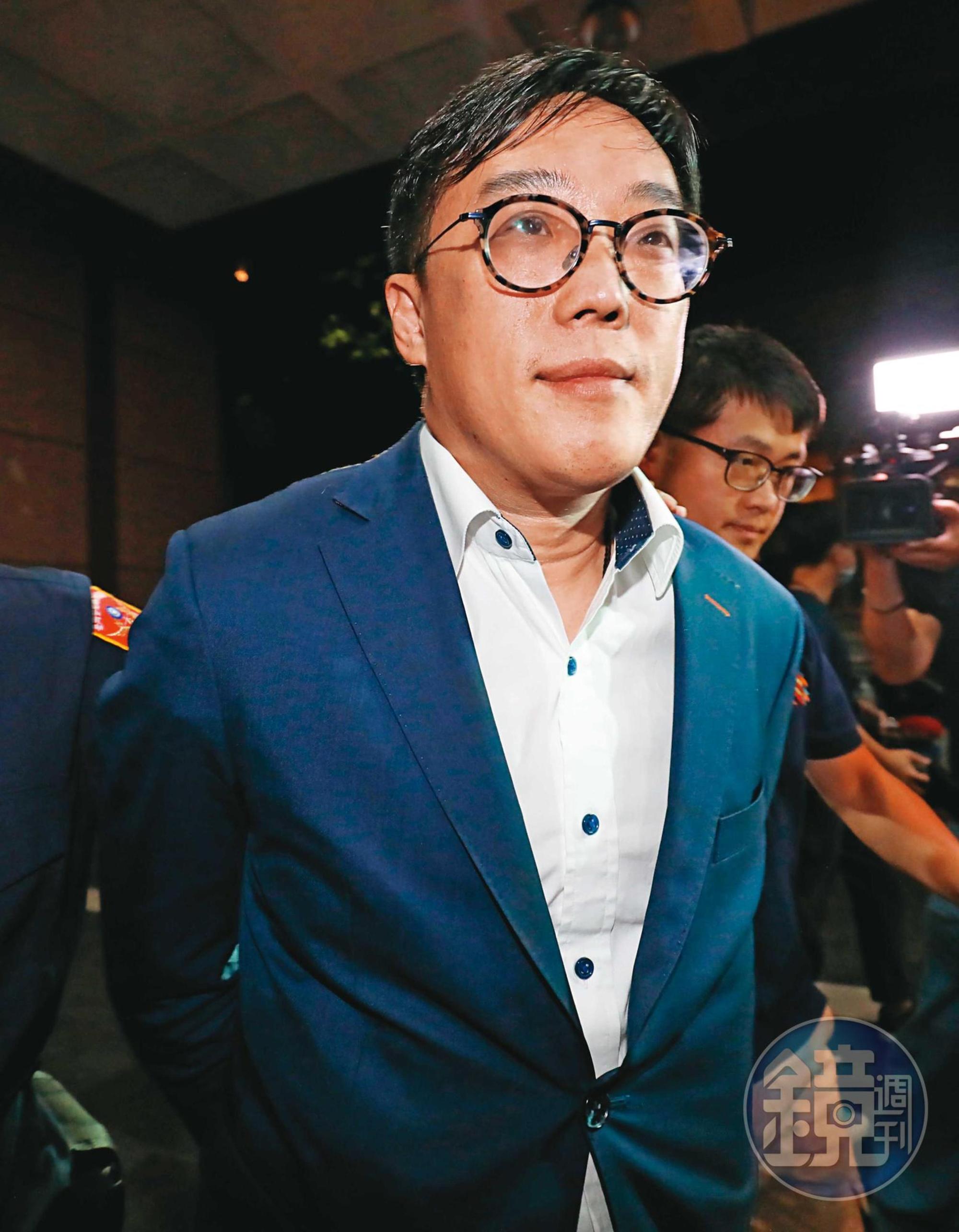 吳世昌曾用WhatsApp向徐永明提到,要幫他跟李恆隆要10萬元。