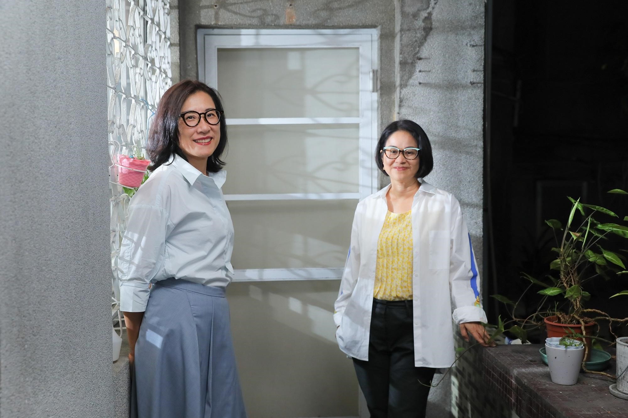 編劇溫怡惠（左）從小立志編寫情境喜劇，今年終於與製作人陳慧玲（右）連手推出《我的婆婆怎麼這麼可愛》。