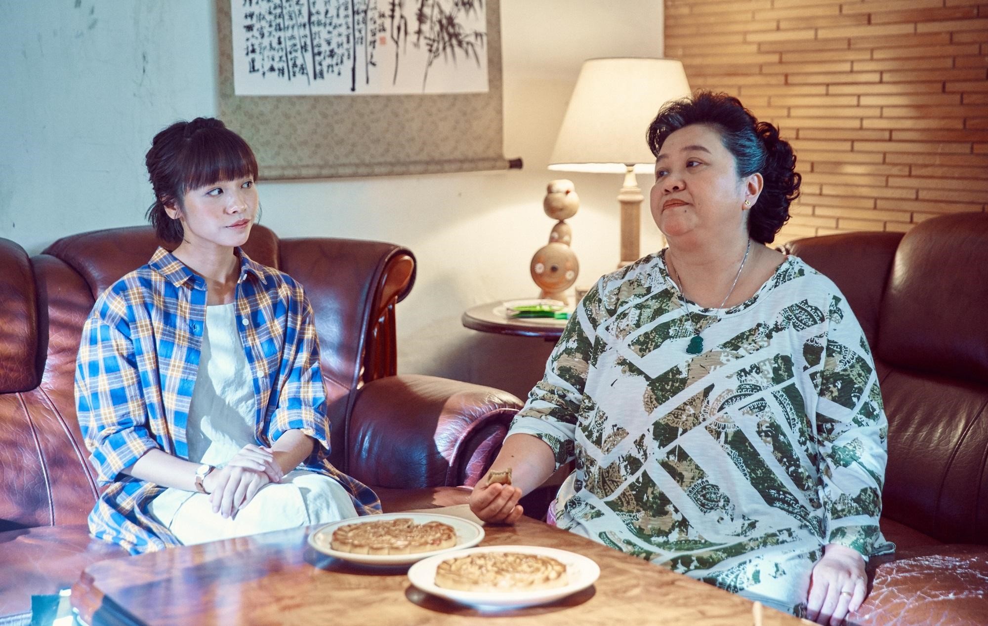 鍾欣凌(右)在《我的婆婆怎麼那麼可愛》中飾演的「蘇林彩香」,觀眾反應彷彿看到身旁長輩和親友。(公視提供)