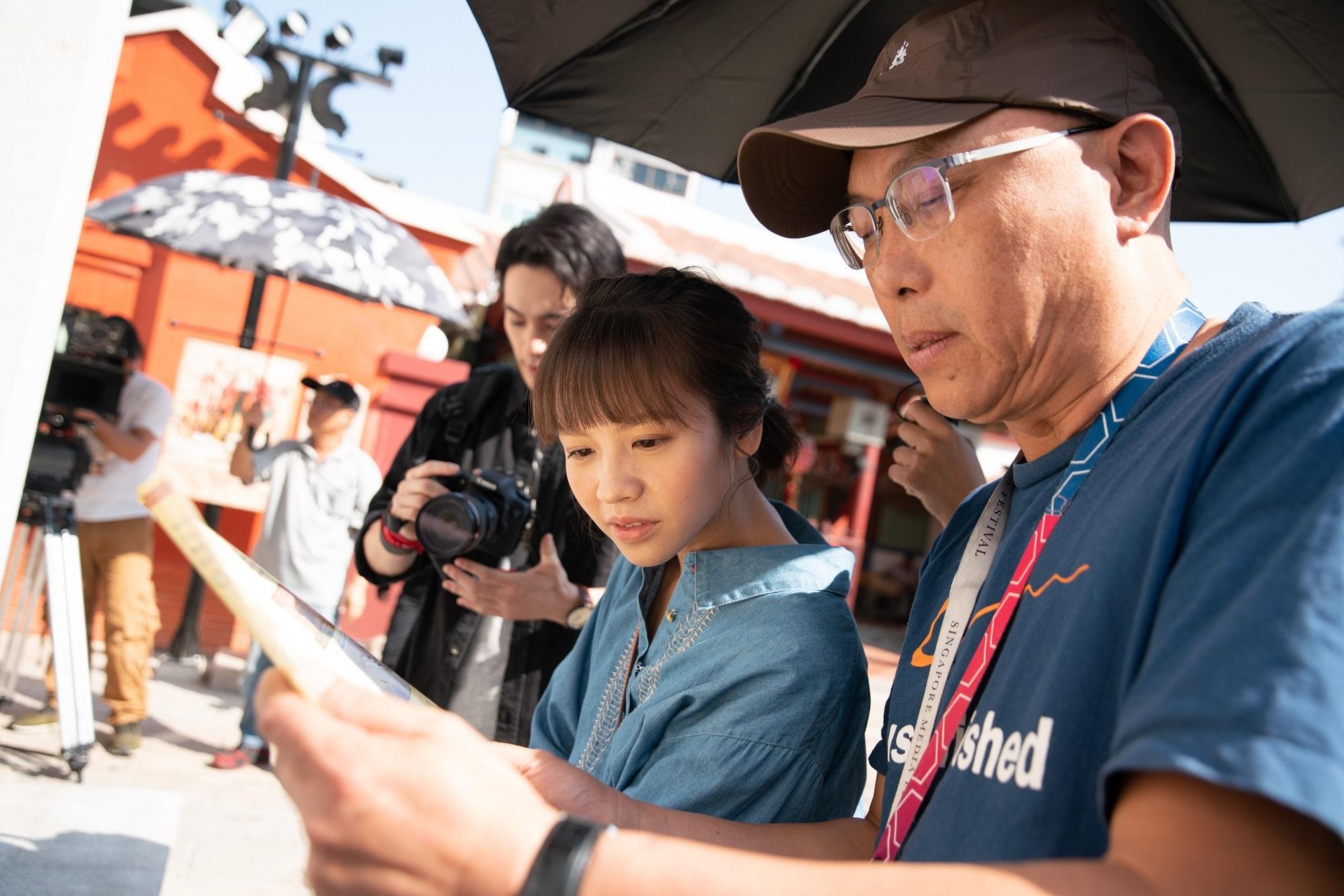 黃姵嘉（中）努力融入《我的婆婆怎麼那麼可愛》，從一開始不會講台語，到愈講愈溜。（公視提供）
