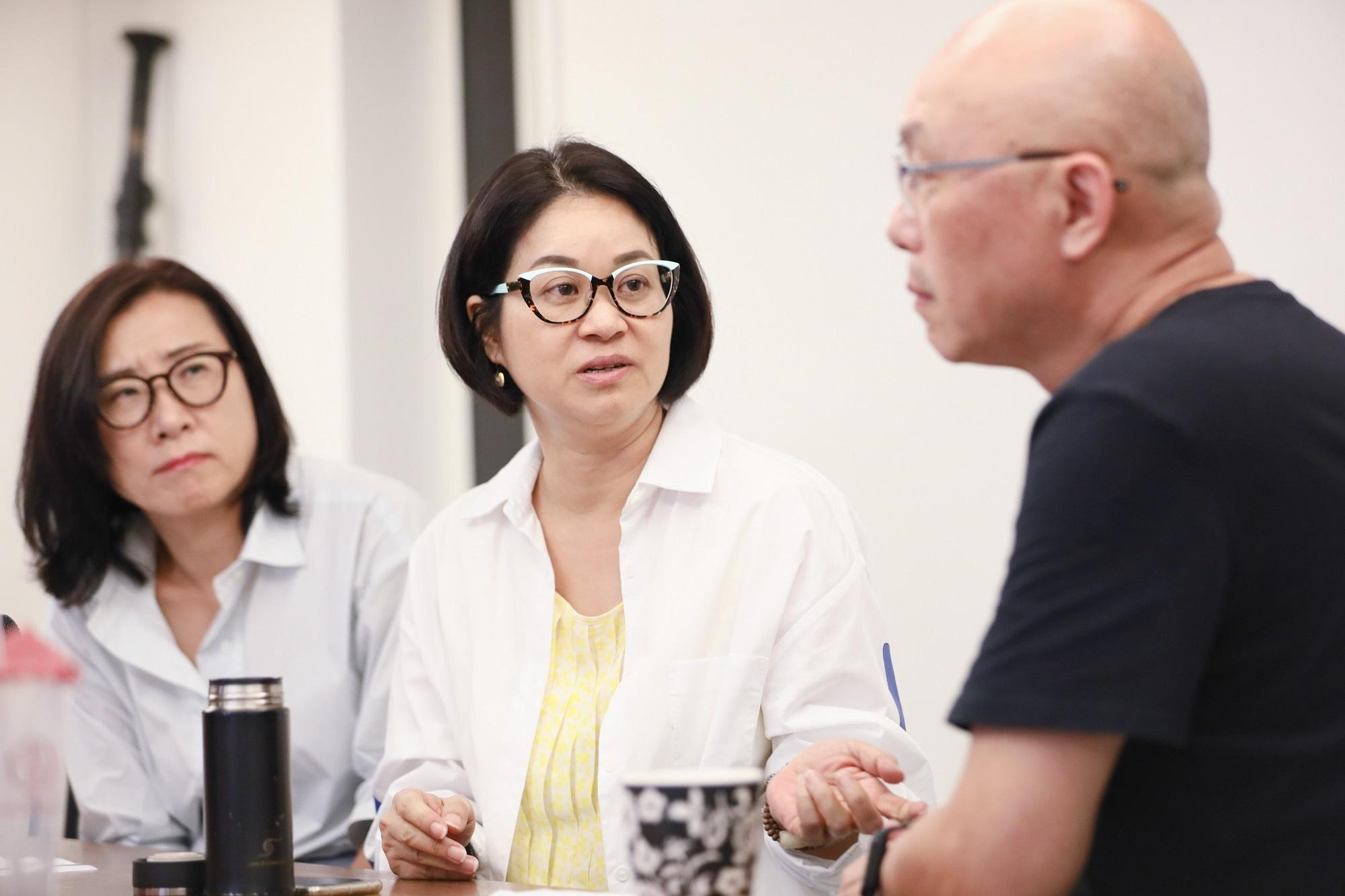 陳慧玲（中）和導演鄧安寧（右），在看完黃姵嘉第二次試鏡後，一致贊成由她演出「奚伊鷗」。