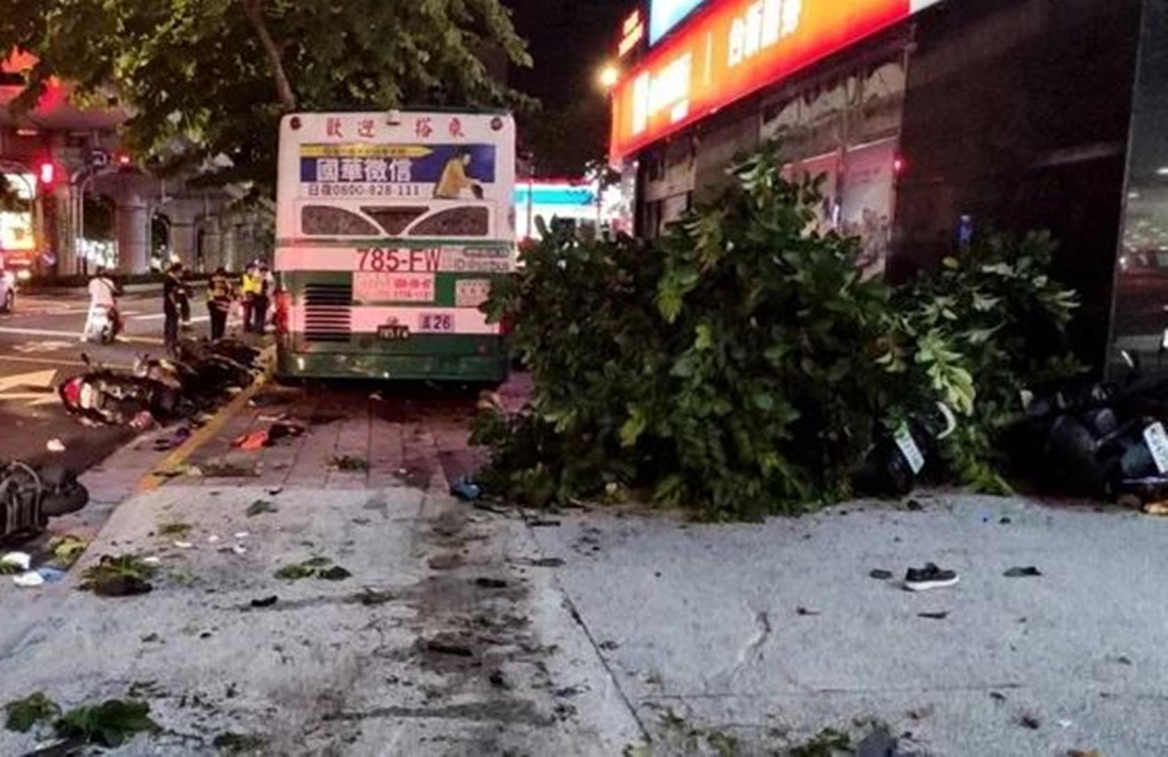 1輛藍26公車行經內湖路一段358號時,因不明原因爆衝上人行道。(翻攝畫面)