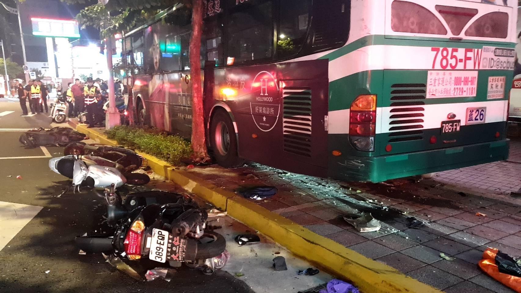 公車失速撞上人行道，現場一片狼藉。（翻攝畫面）