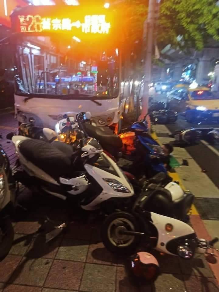 公車突然撞上人行道，不僅撞毀24輛機車，還造成一死一傷。（翻攝畫面）