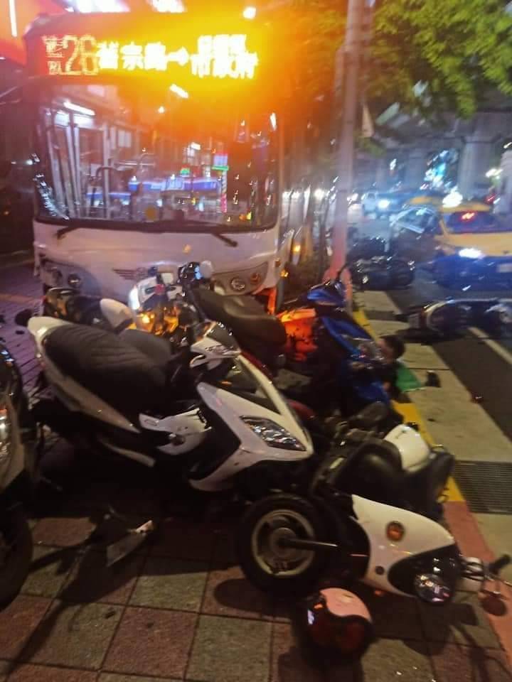 公車突然撞上人行道,不僅撞毀24輛機車,還造成一死一傷。(翻攝畫面)