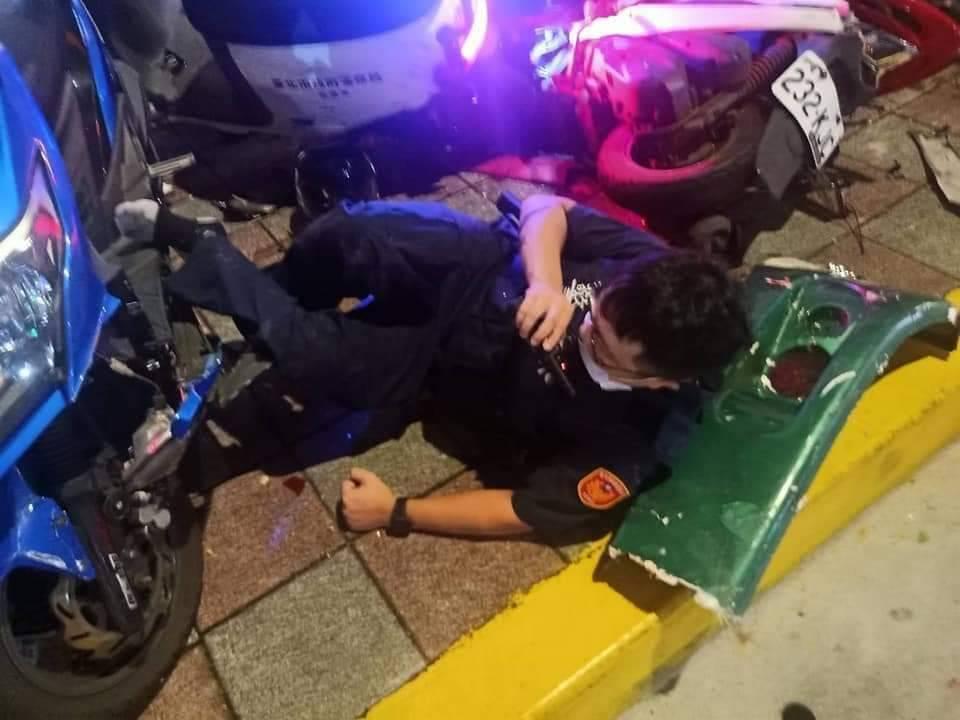 鄭姓員警遭公車撞擊，差點遭到輾壓。（翻攝畫面）