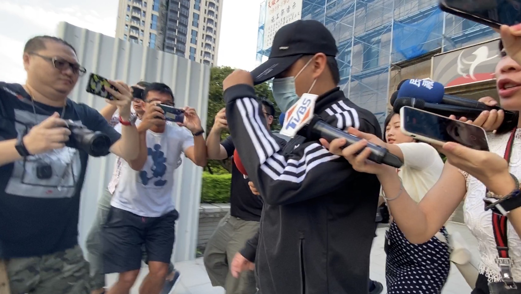 柯姓男子到案後供稱，因不滿邱女罵他身材矮，才會藉機報復。（翻攝畫面）