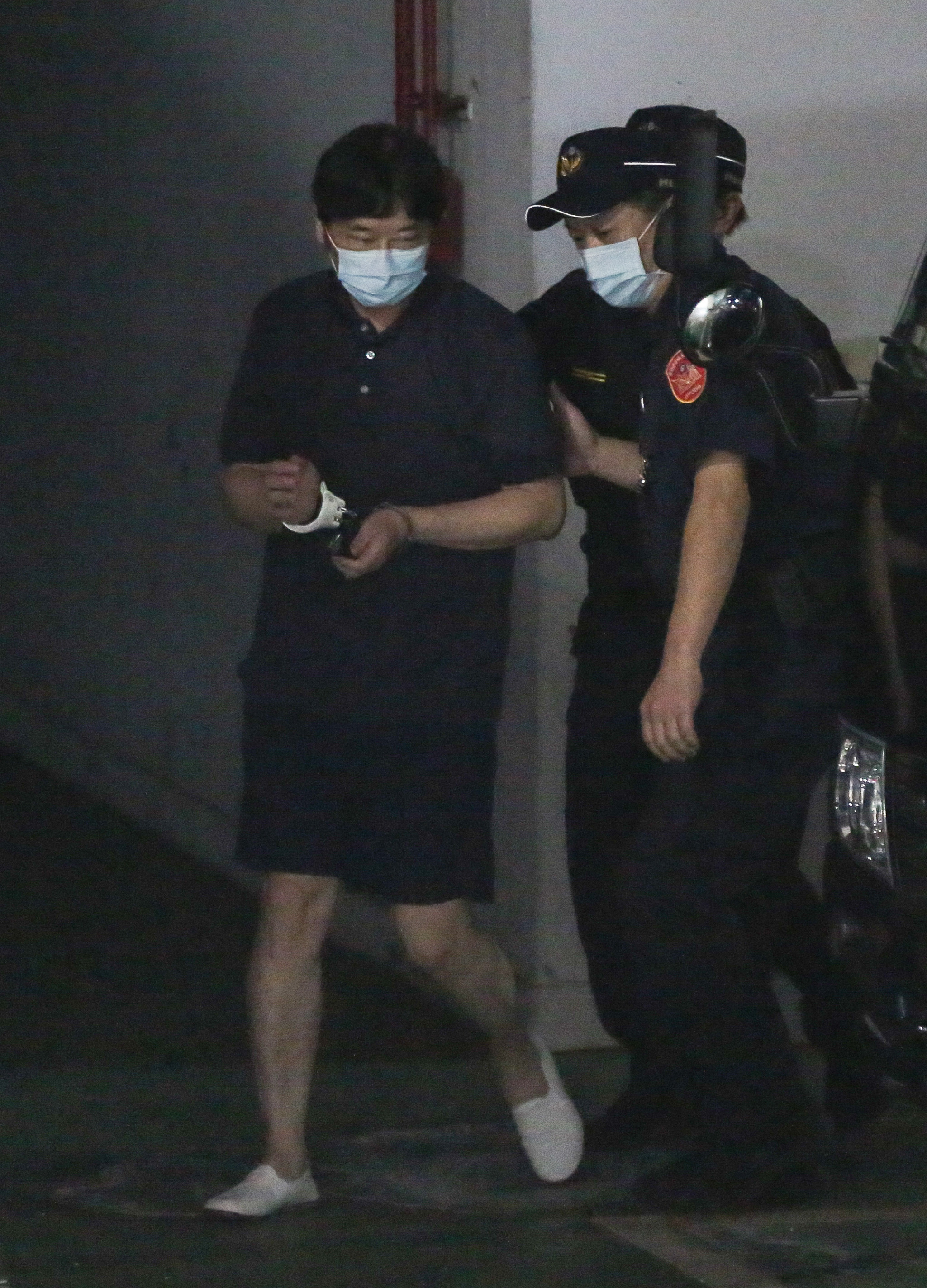 趙正宇（左）雖未被檢方認定涉及貪污罪，但仍因財產來源不明罪遭起訴。