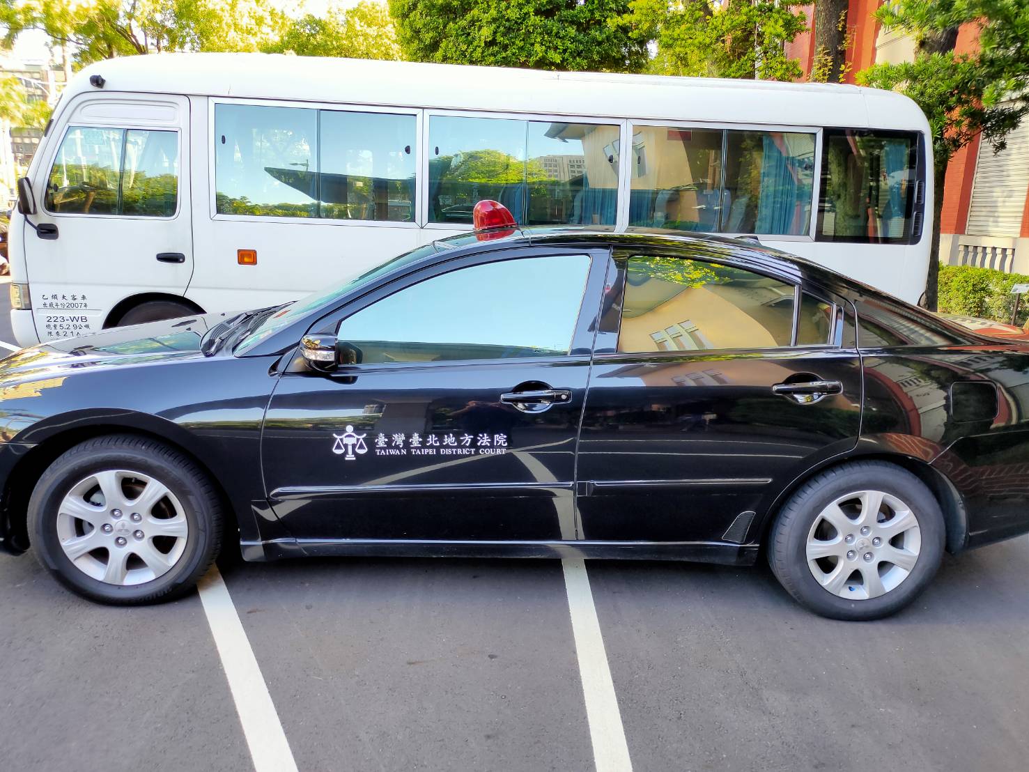 台北地方法院上午派法警開車將公文送至立法院。