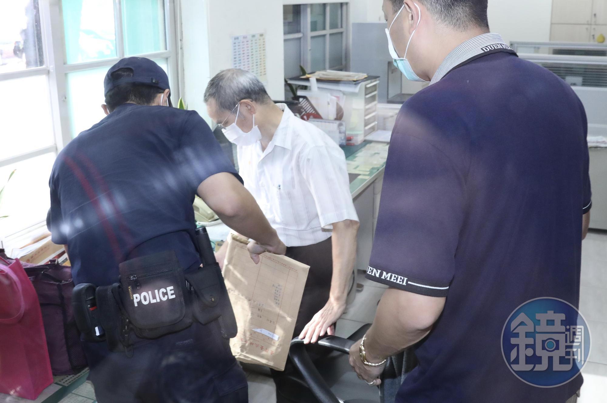 台北地方法院上午派法警開車將公文送至立法院。