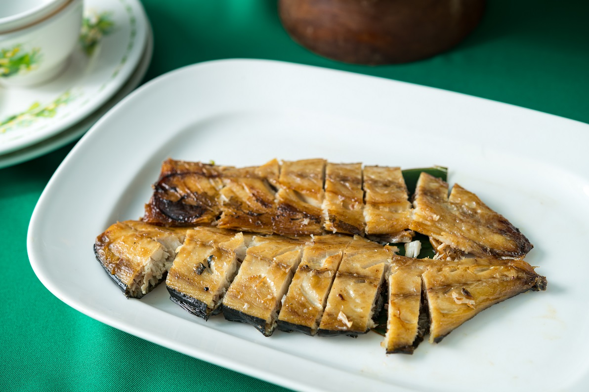 每桌都會點的標配「山地飯+醃魚」。（300元／份）