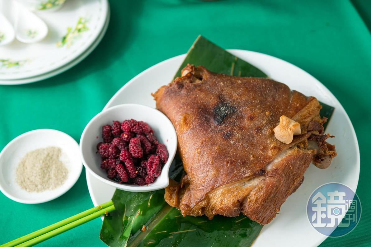 「烤大彎豬腳」烤至酥脆的外皮與軟嫩肉質，十分好吃。（600元／份）