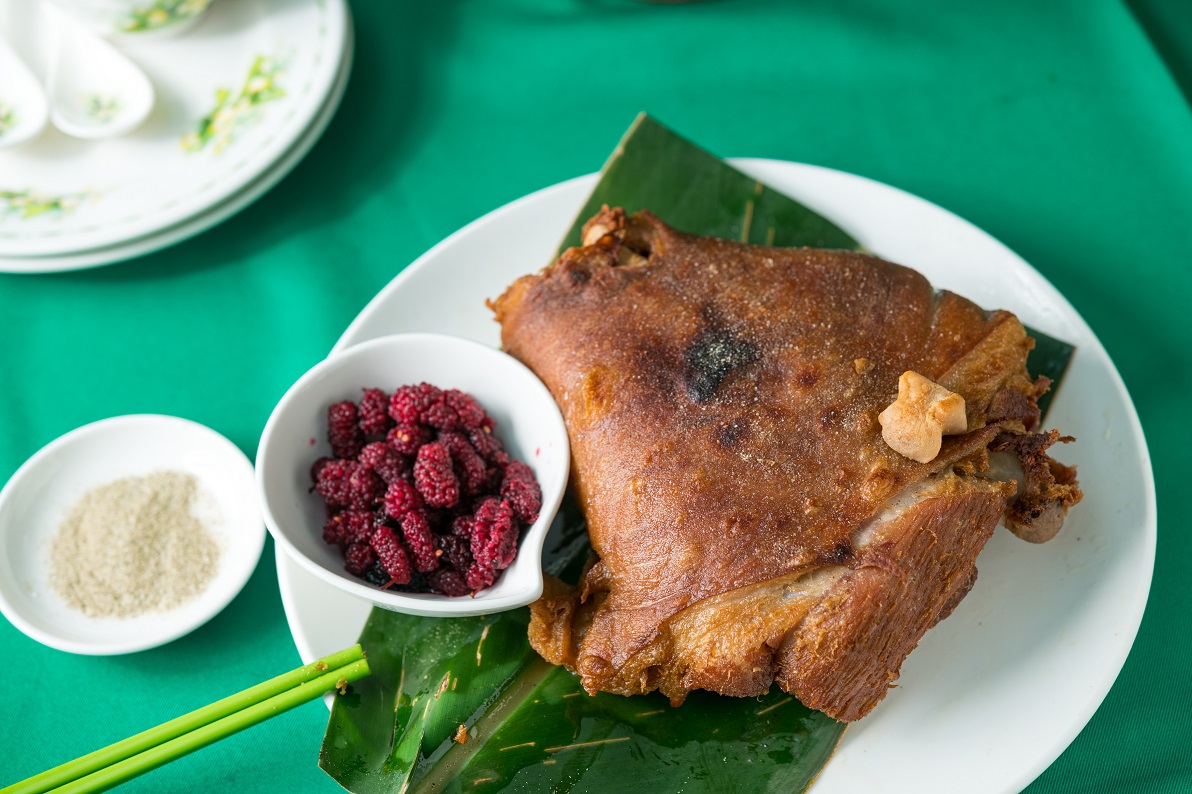 「烤大彎豬腳」烤至酥脆的外皮與軟嫩肉質，十分好吃。（600元／份）