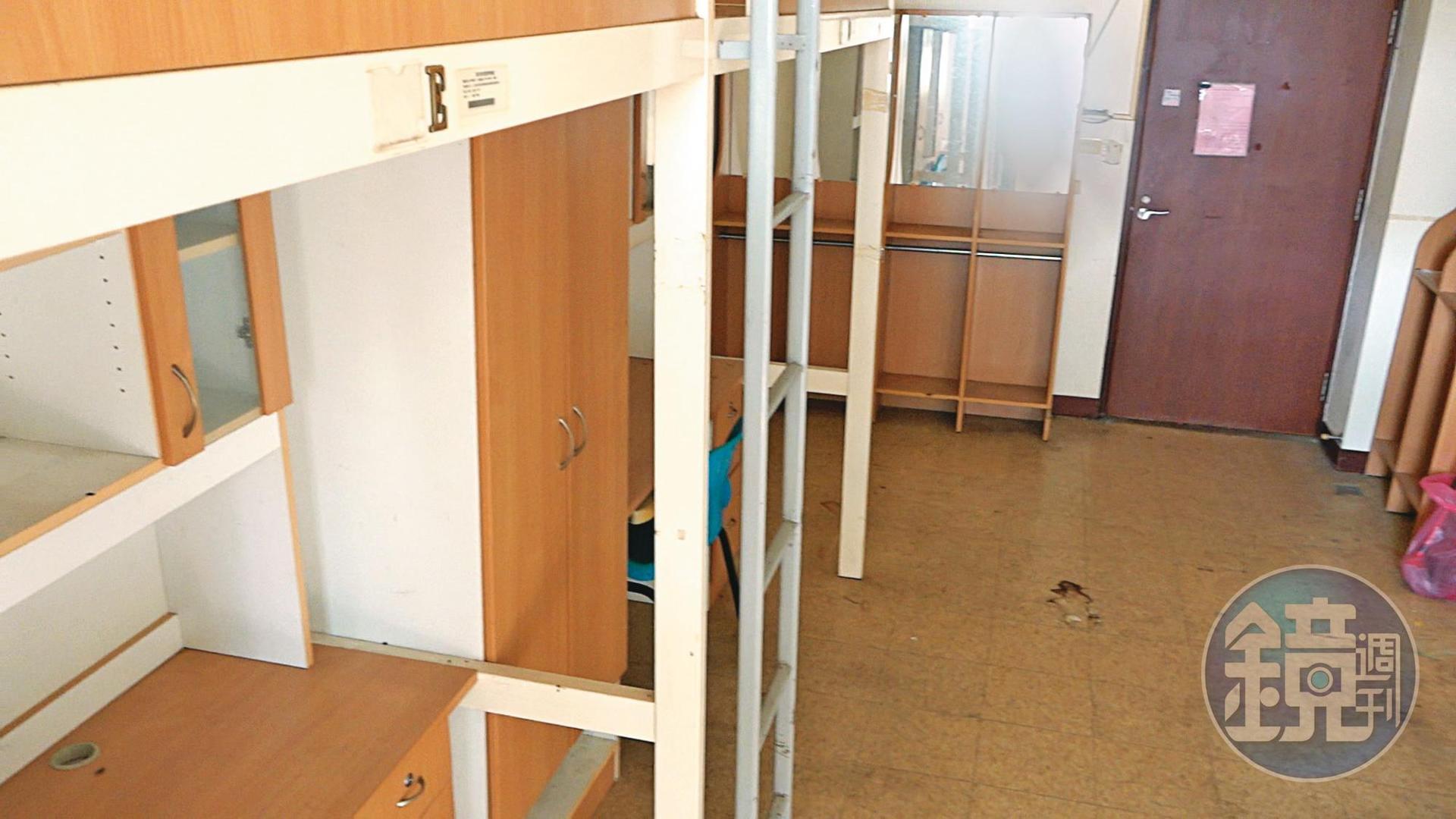 學生被迫搬進6人1間的宿舍，不僅地板髒汙、破損，空氣中也飄著霉味。