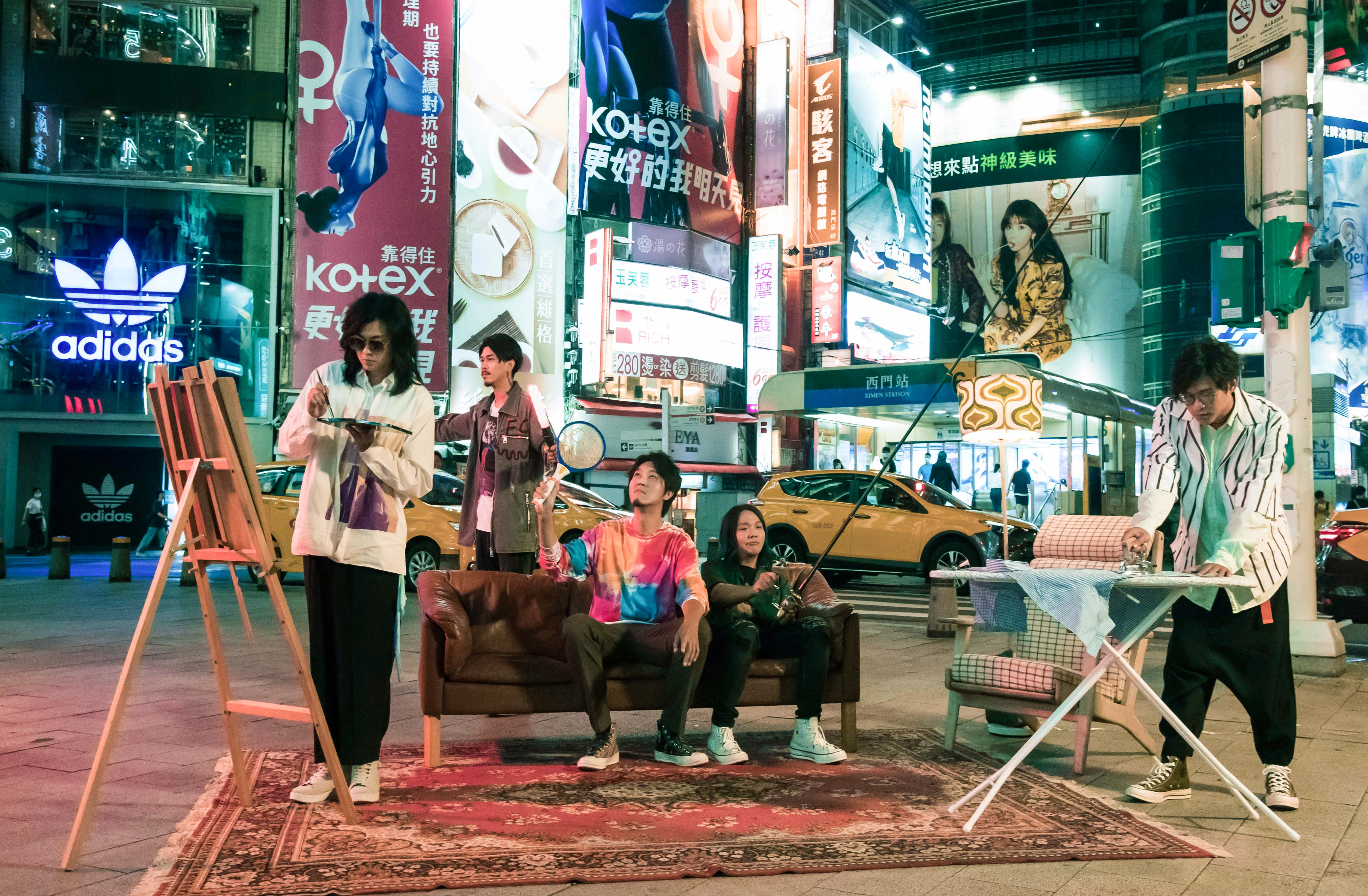 糜先生的〈廢廢〉MV在西門町6號出口，展演了一場有趣的慢動作演出。（相信音樂提供）