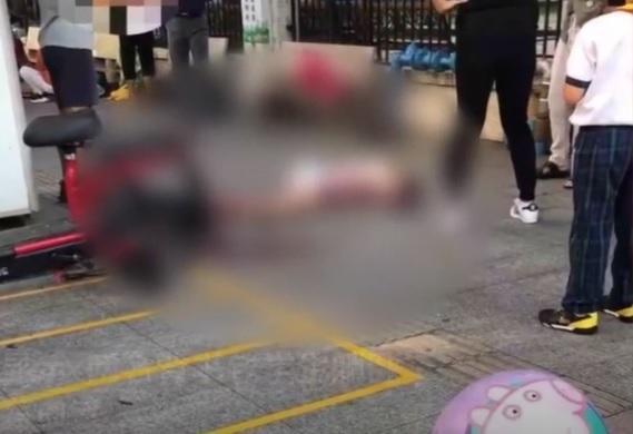 中國大陸一名男子衝到幼兒園揮刀亂砍,造成2人死亡。(翻攝自澎湃視頻)
