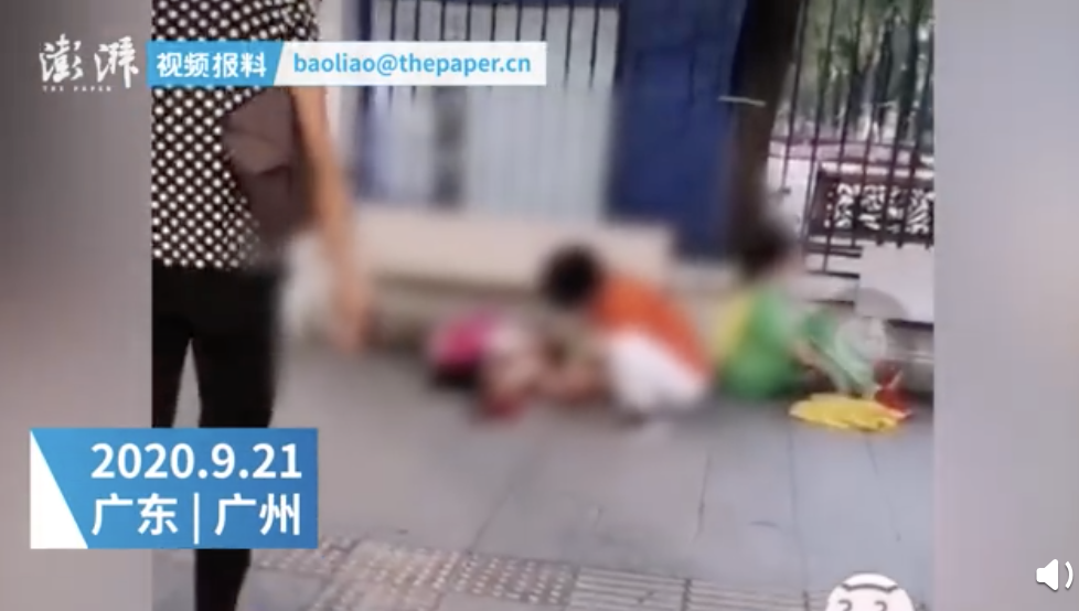 現場影片可見2名幼童倒臥在鮮血中,畫面怵目驚心。(翻攝自澎湃視頻)