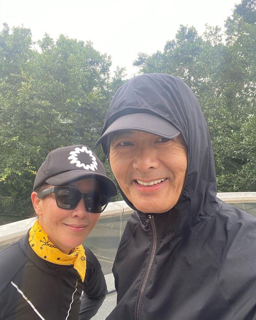 劉嘉玲的IG滿滿的都是運動照片，她歸功於周潤發的帶領，2人也會相約跑山。（翻攝自劉嘉玲IG）