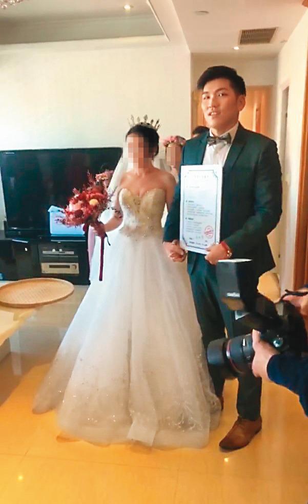 鄭旭哲(右)曾有過一段婚姻,期待抱孫子的鄭媽媽在熊熊身上一度看到希望,如今再度夢碎。(翻攝自鄭旭哲臉書)