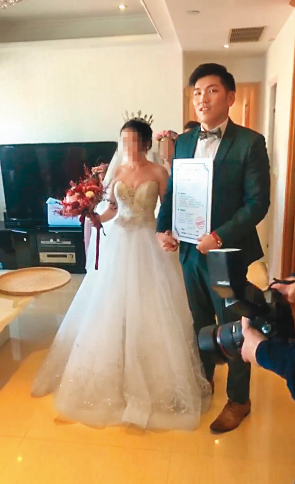 鄭旭哲(右)曾有過一段婚姻,期待抱孫子的鄭媽媽在熊熊身上一度看到希望,如今再度夢碎。(翻攝自鄭旭哲臉書)