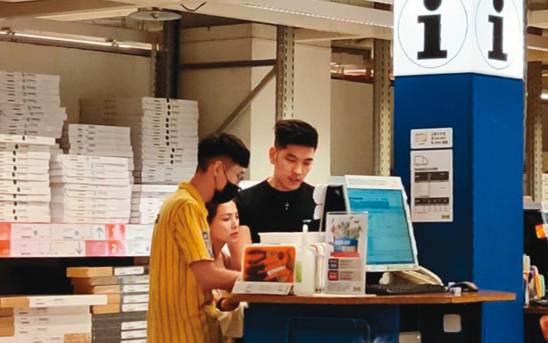7月24日，本刊才拍到熊熊（右）與鄭旭哲甜蜜逛家具店，準備為新房裝潢。