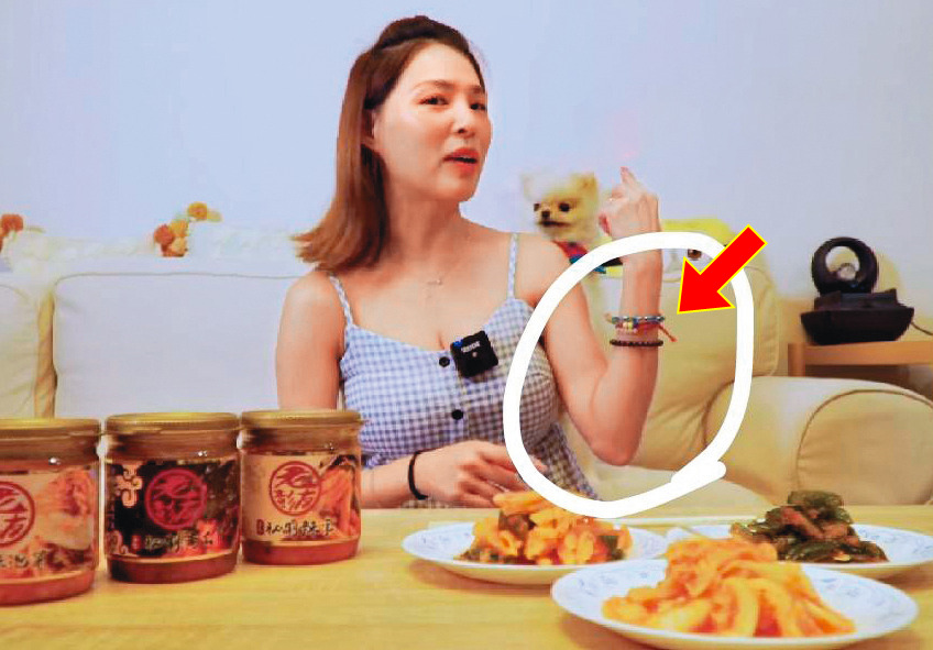 比對疑似熊熊的女子性愛影片,她身上的手鍊也成為網友辦案的證據之一。(翻攝自熊熊臉書)