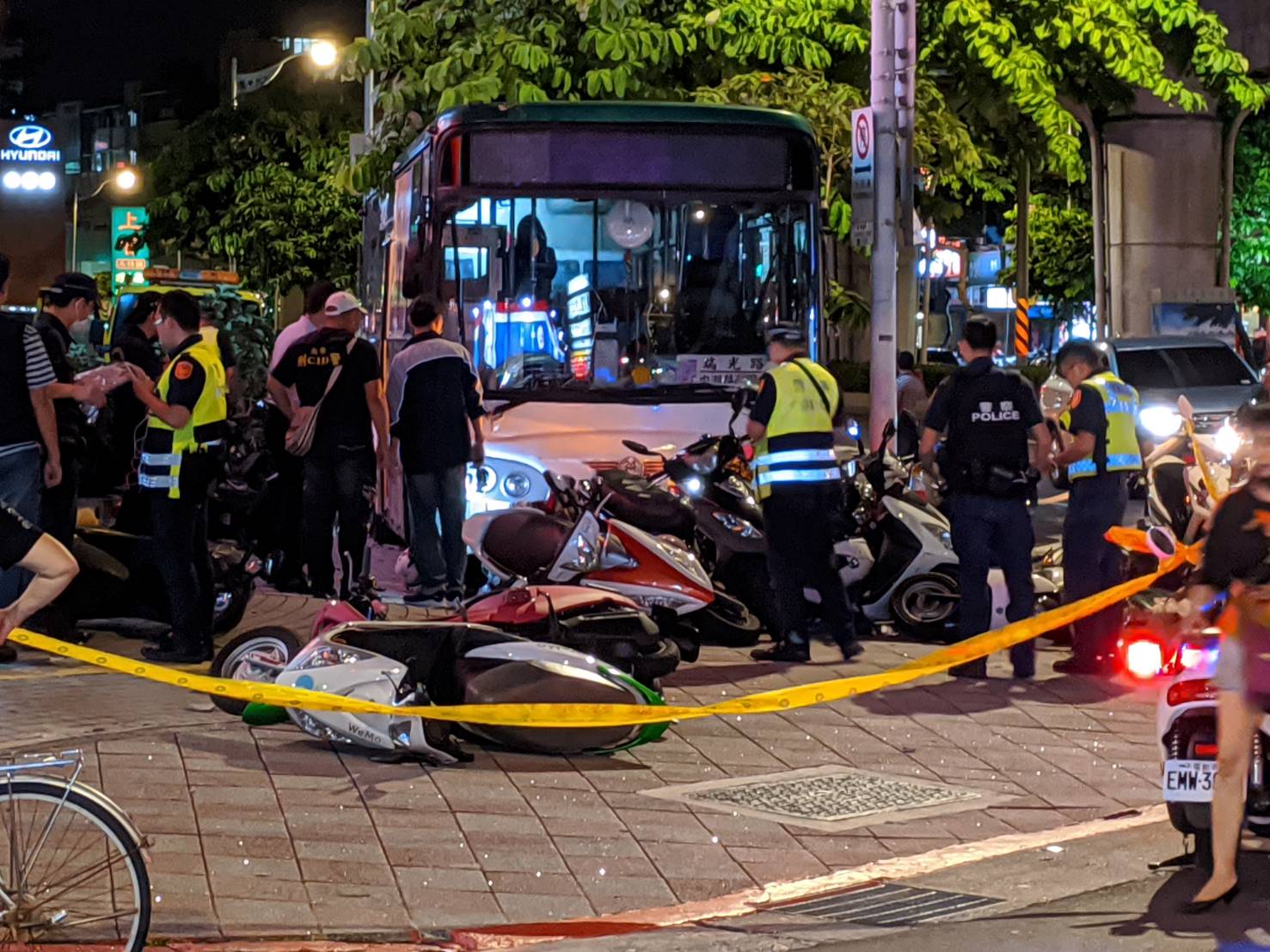 內湖區昨晚間一台三重客運，駕駛疑在執勤時打瞌睡，造成1死1傷交通事故。