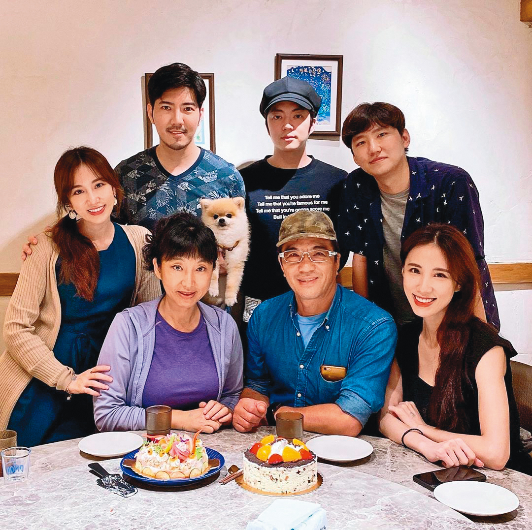 Apple（後排左1）和趙國翔（後排左2）穩定交往，之前Apple也將他帶回家和父母聚餐。（翻攝自Apple IG）
