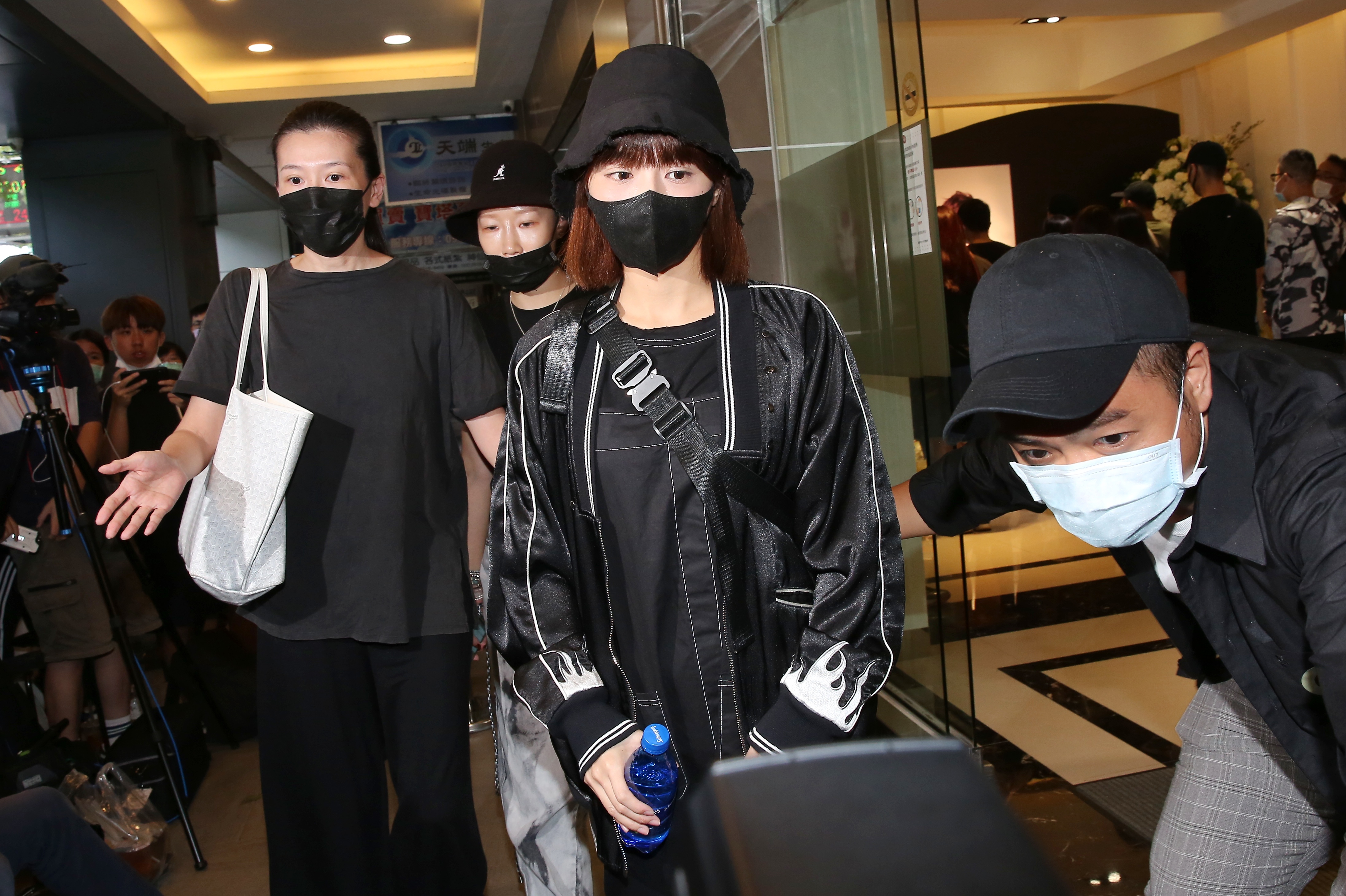 峮峮21日為了很早以前就安排好的工作提早離開靈堂。