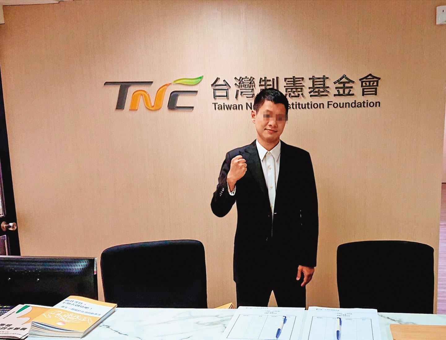 陳姓痴男任職於台灣制憲基金會,曾在2011年當選過聯合國協進會主辦的聯合國先生。(翻攝臉書)