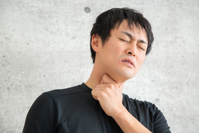 若發現頸部有硬塊、吞嚥困難，應儘快就醫檢查。（示意圖，圖非當事人，photo-ac）