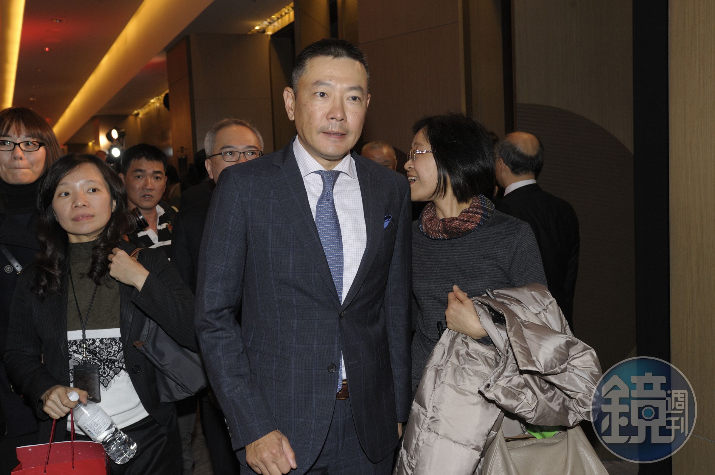 新光三越今天改選董座，吳東興次子、新光三越總經理吳昕陽兼任副董事長。